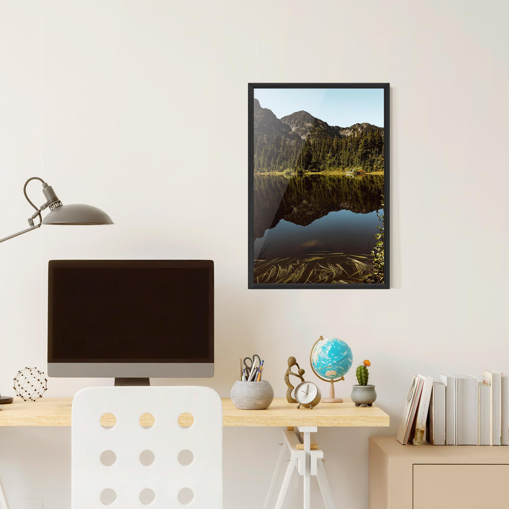 Gerahmte Poster Big Lake Mountain mockup 6