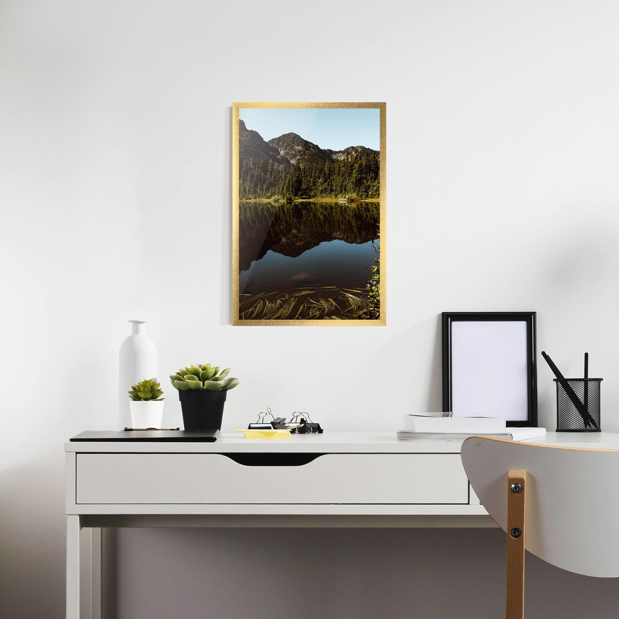 Gerahmte Poster Big Lake Mountain mockup 7