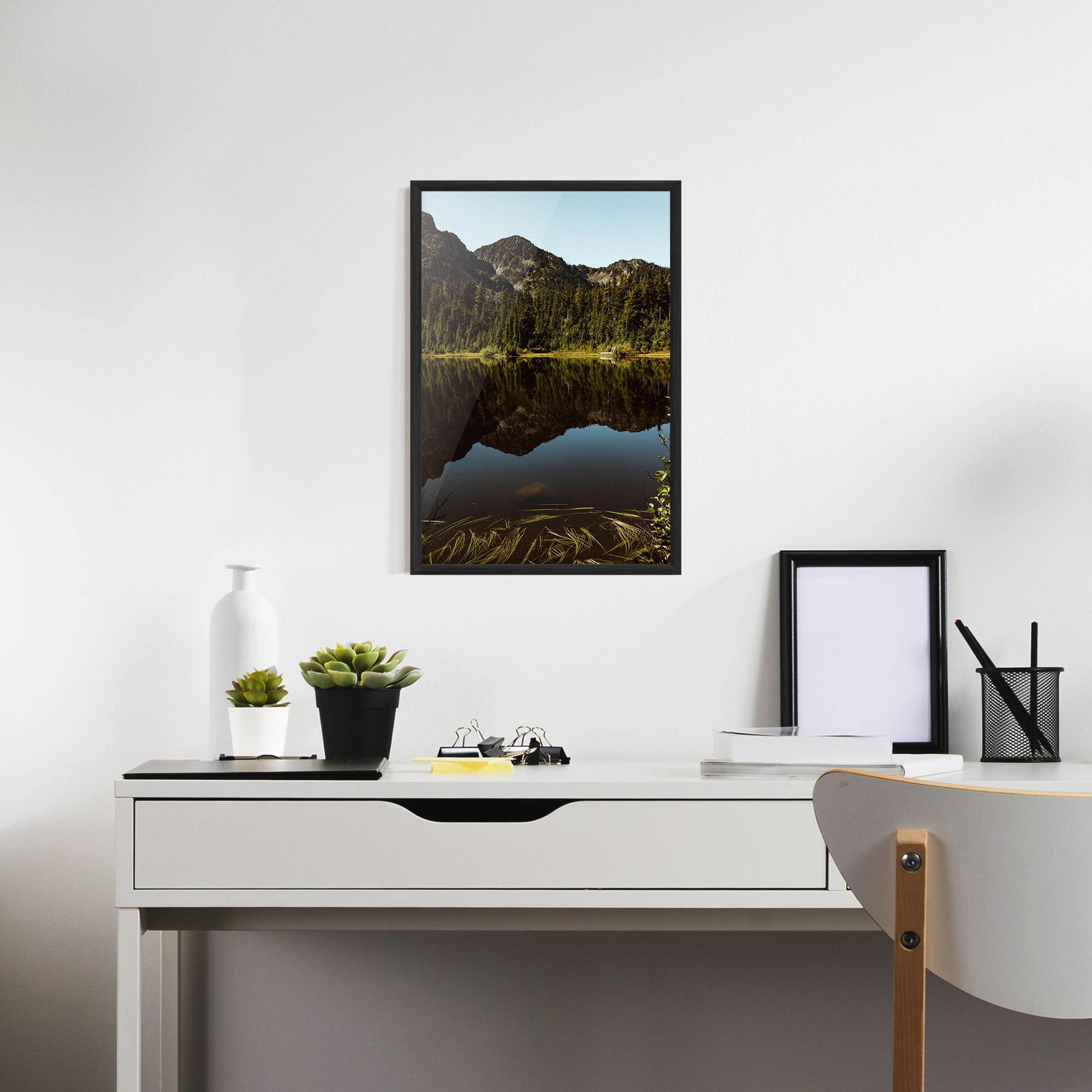Gerahmte Poster Big Lake Mountain mockup 7