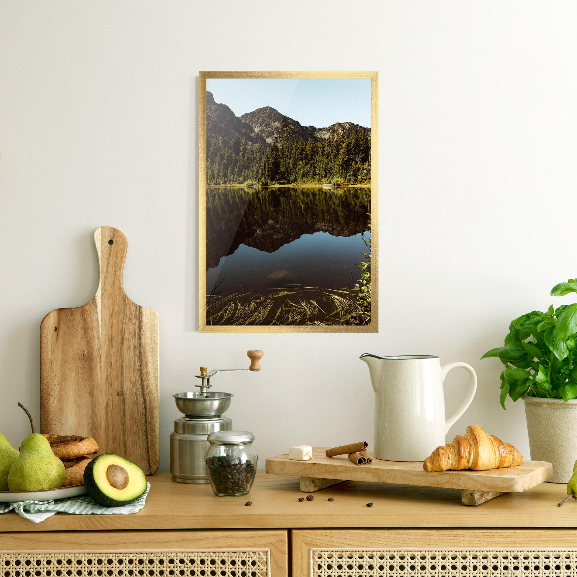 Gerahmte Poster Big Lake Mountain mockup 8