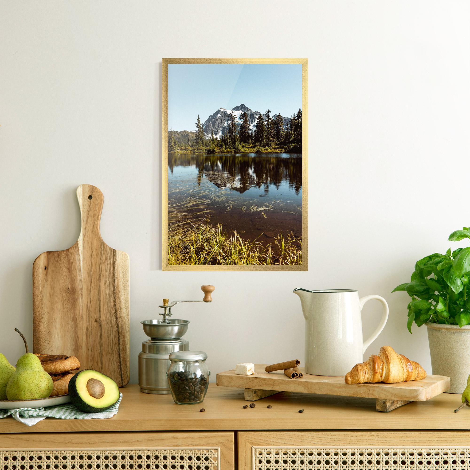 Gerahmte Poster Lake Snow Mountain mockup 8