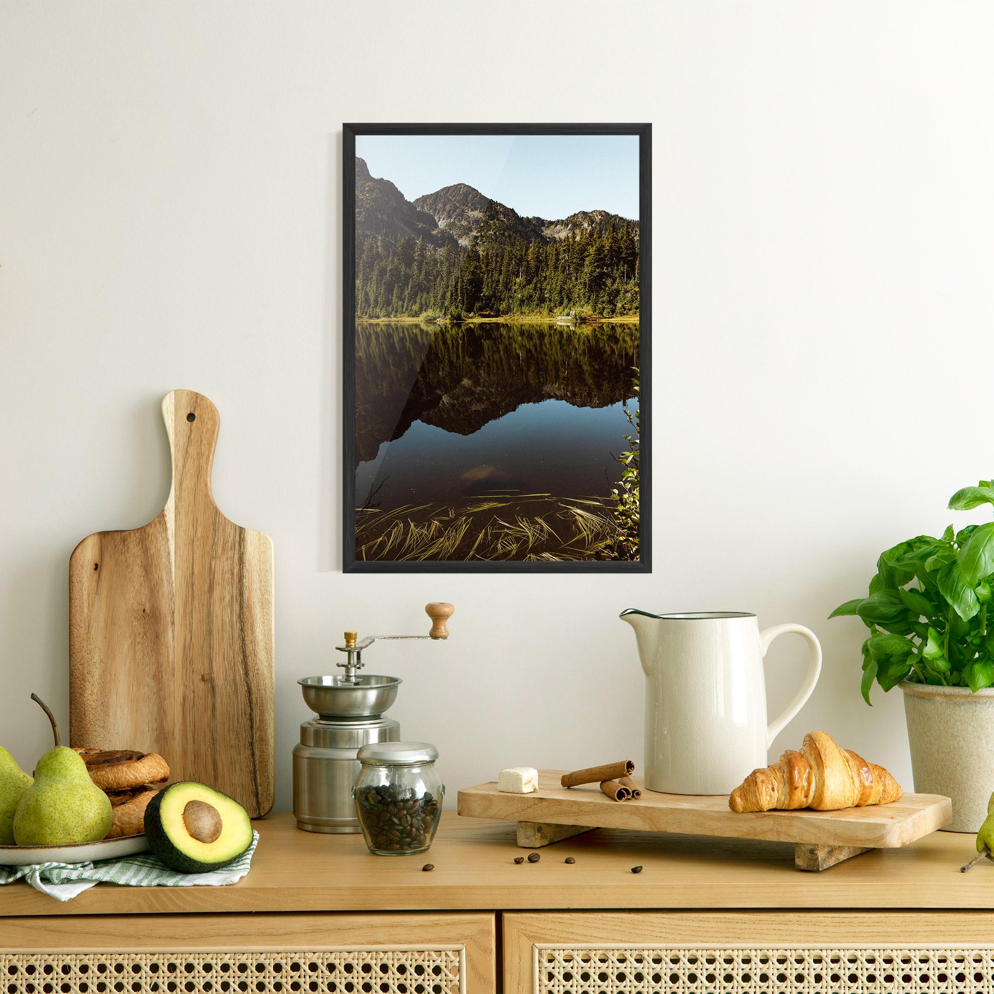 Gerahmte Poster Big Lake Mountain mockup 8