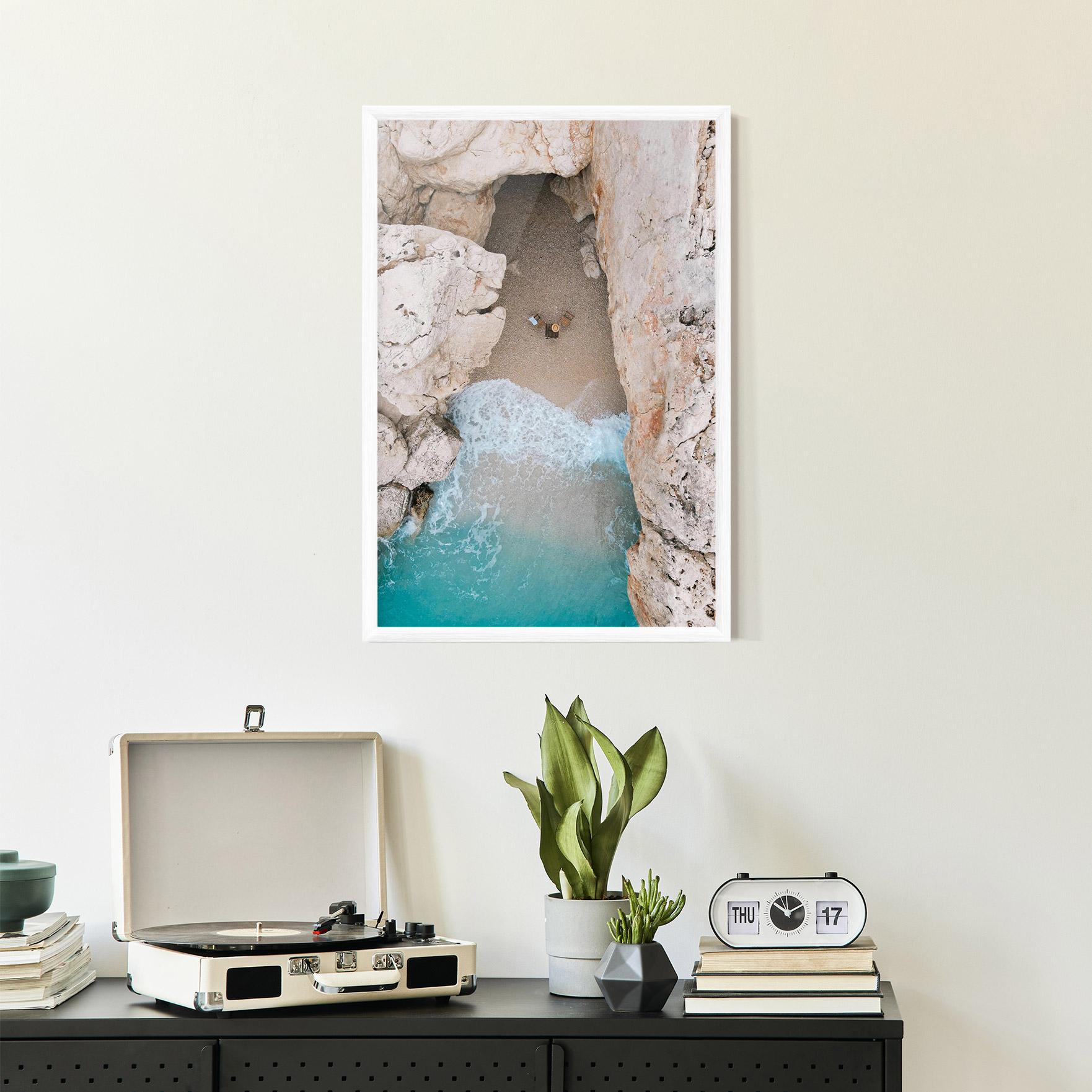 Gerahmte Poster Private White Cave mockup 2