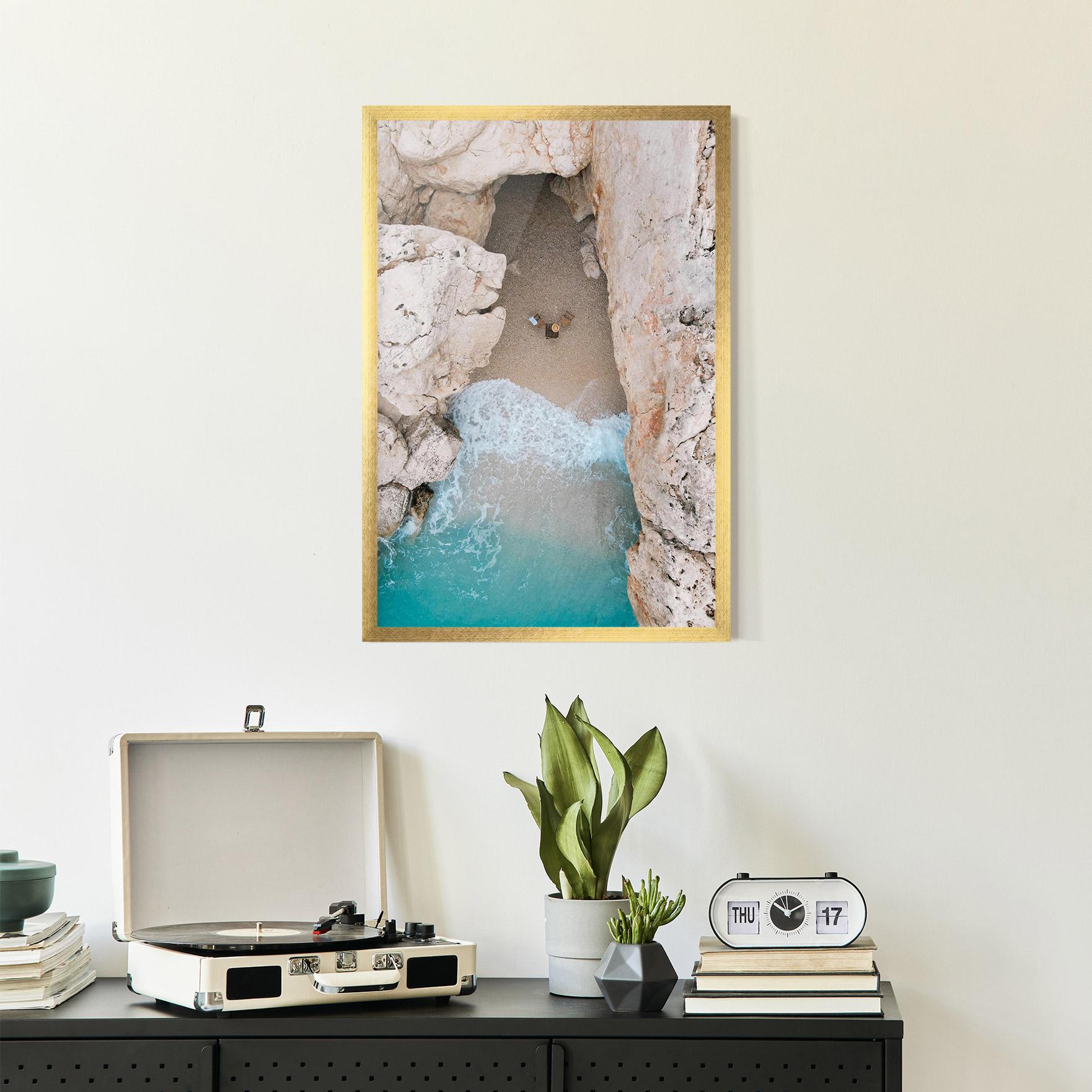 Gerahmte Poster Private White Cave mockup 2