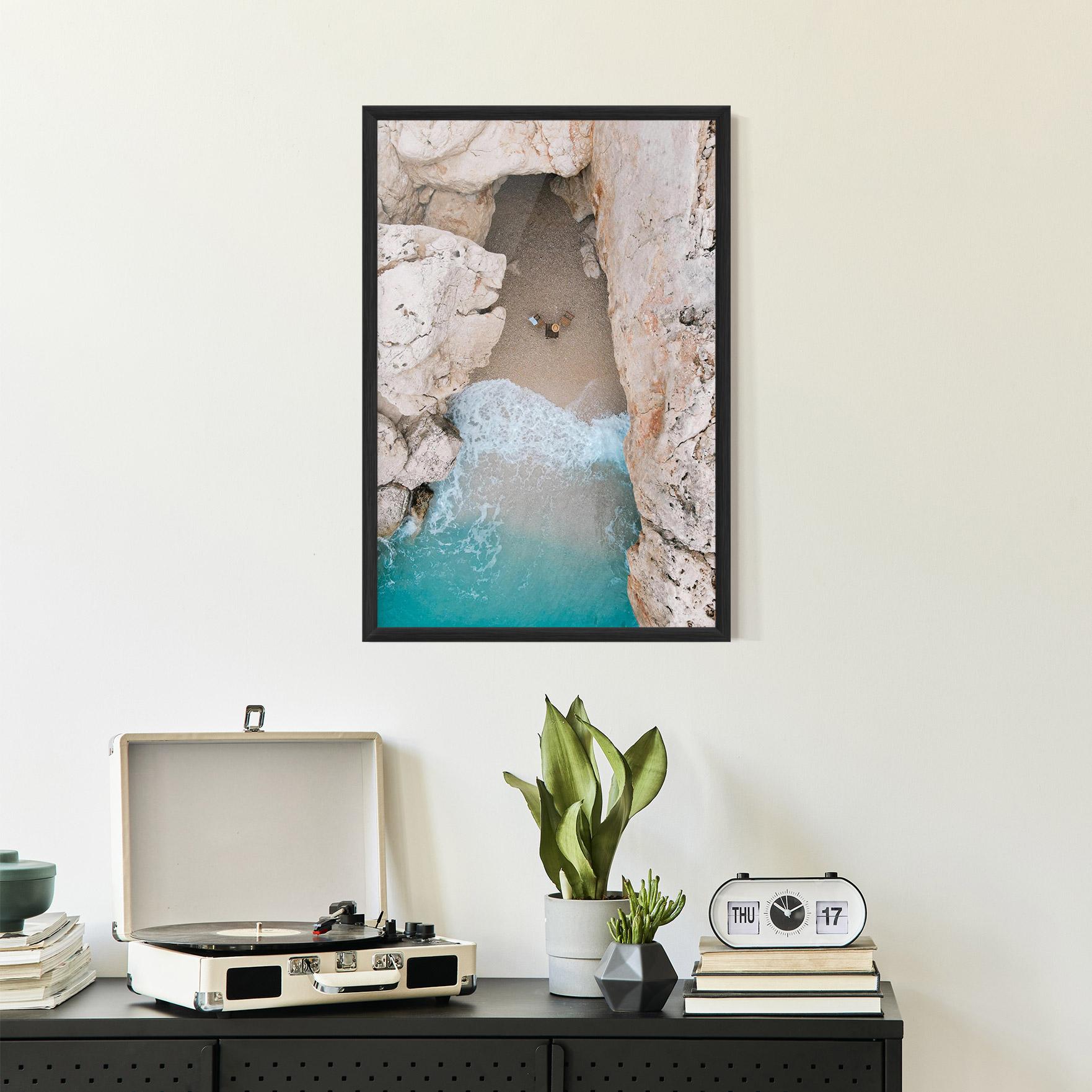 Gerahmte Poster Private White Cave mockup 2