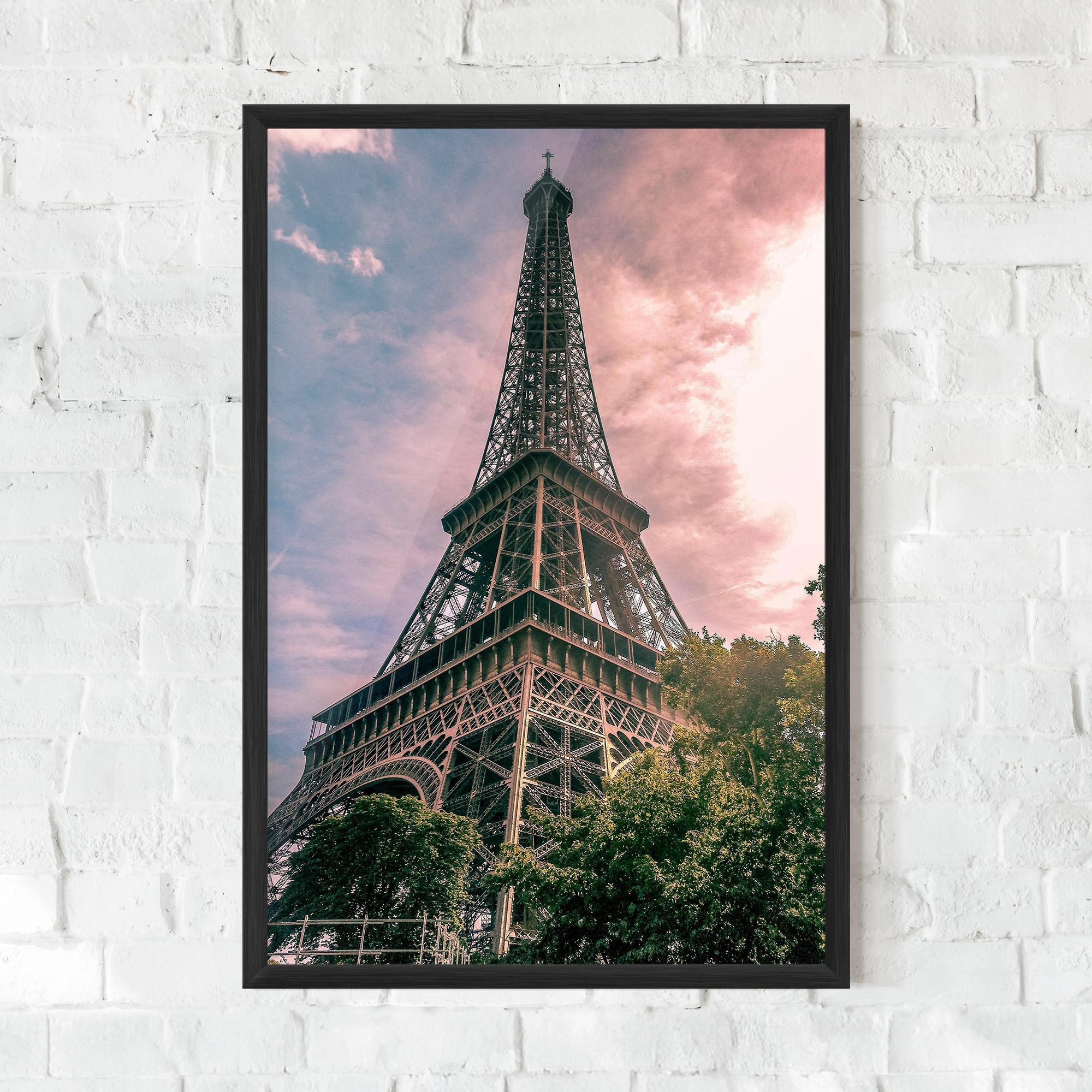 Gerahmte Poster Eiffel Under Pink Sky mockup 0