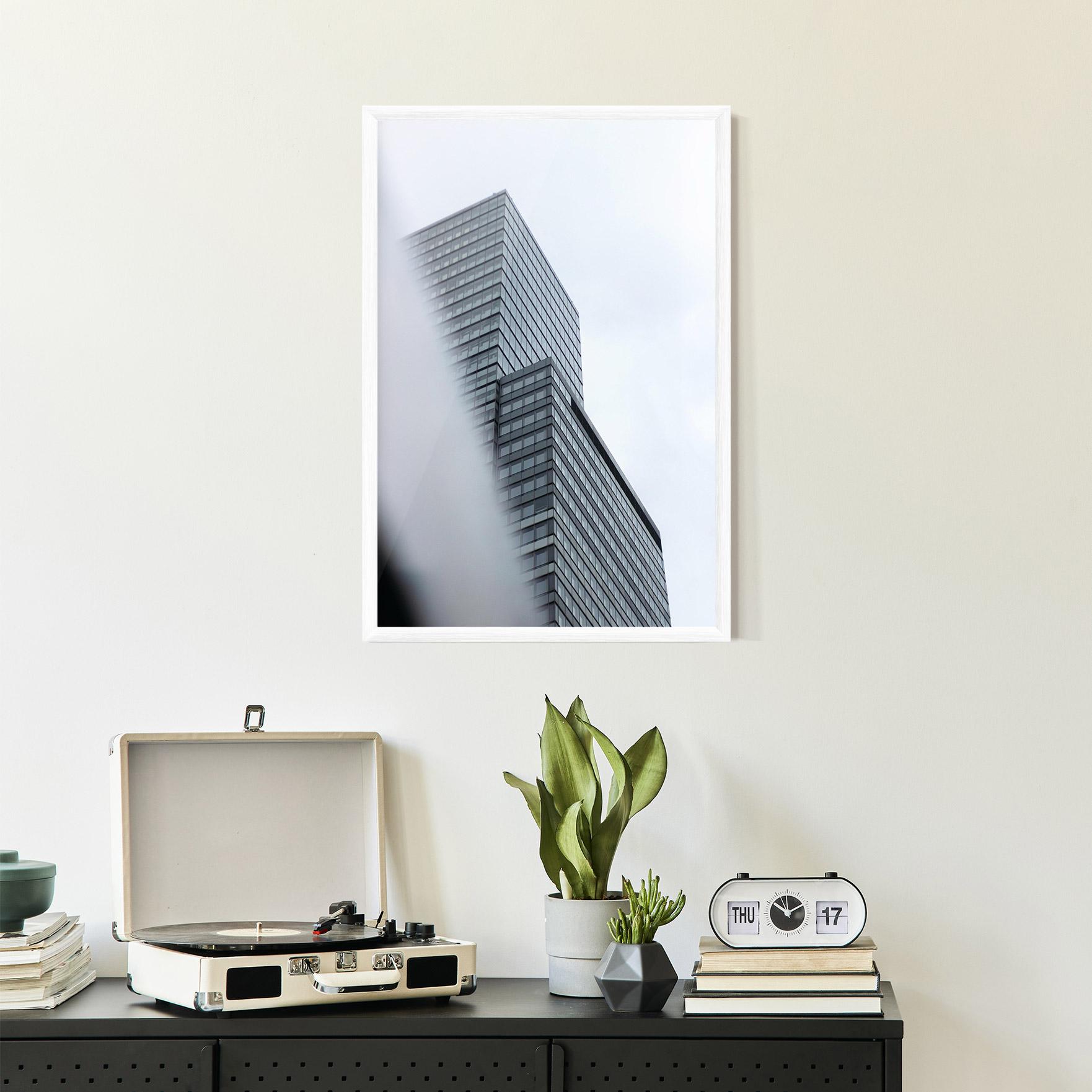 Gerahmte Poster Grey White Building mockup 2
