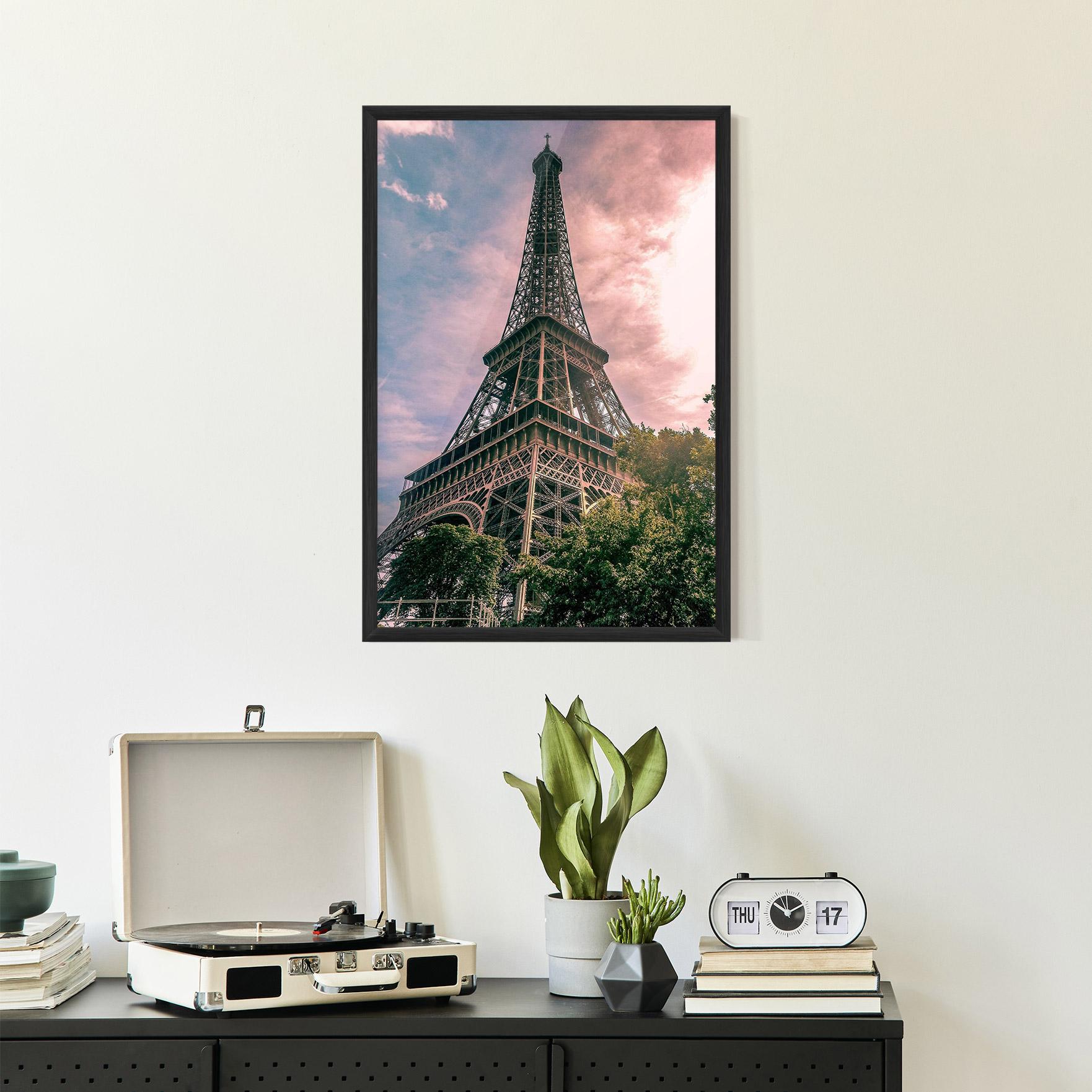 Gerahmte Poster Eiffel Under Pink Sky mockup 2