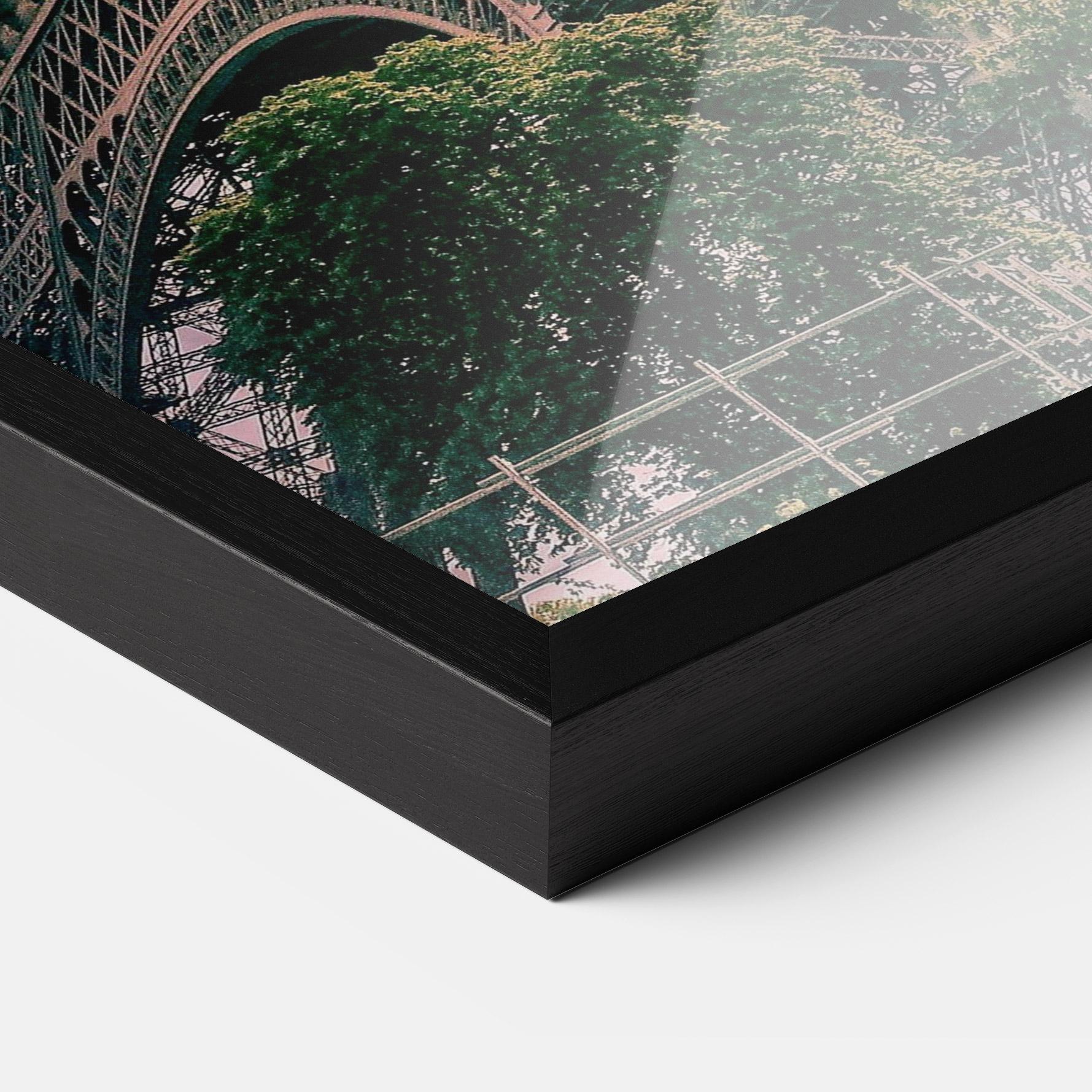 Gerahmte Poster Eiffel Under Pink Sky mockup 3