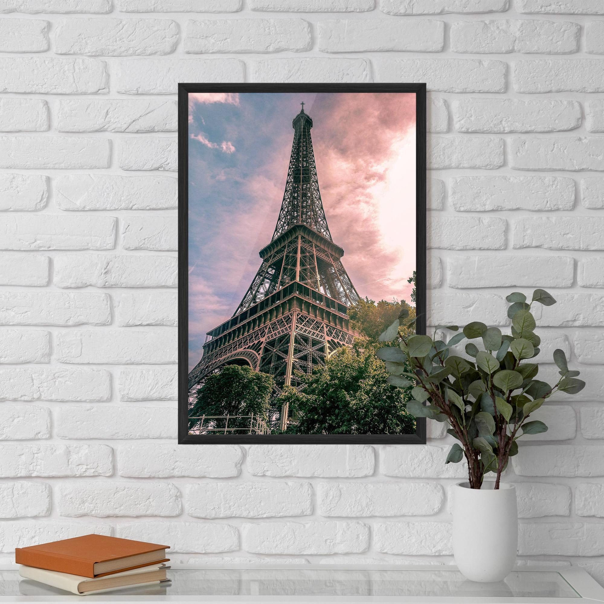 Gerahmte Poster Eiffel Under Pink Sky mockup 5
