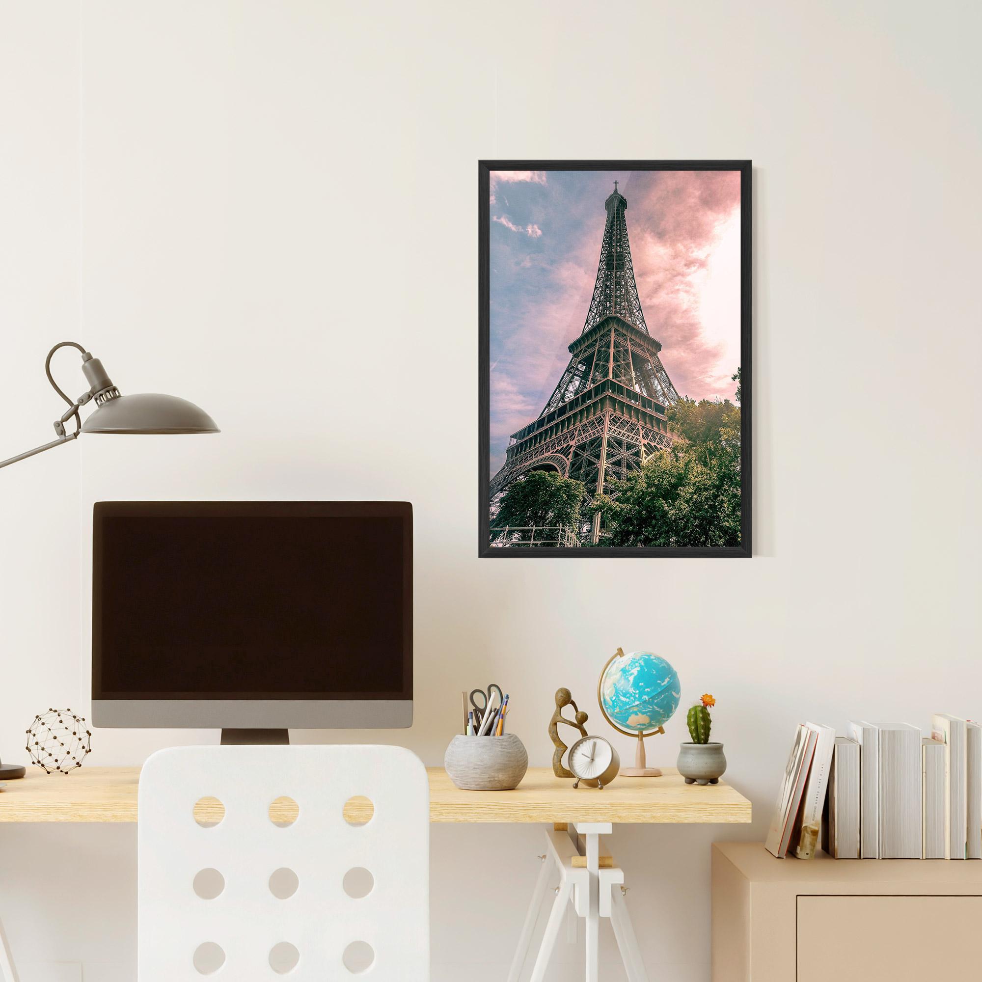 Gerahmte Poster Eiffel Under Pink Sky mockup 6
