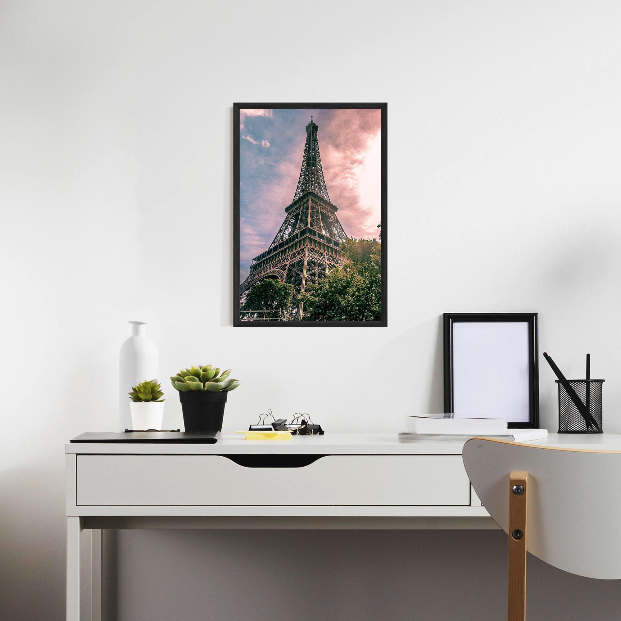 Gerahmte Poster Eiffel Under Pink Sky mockup 7