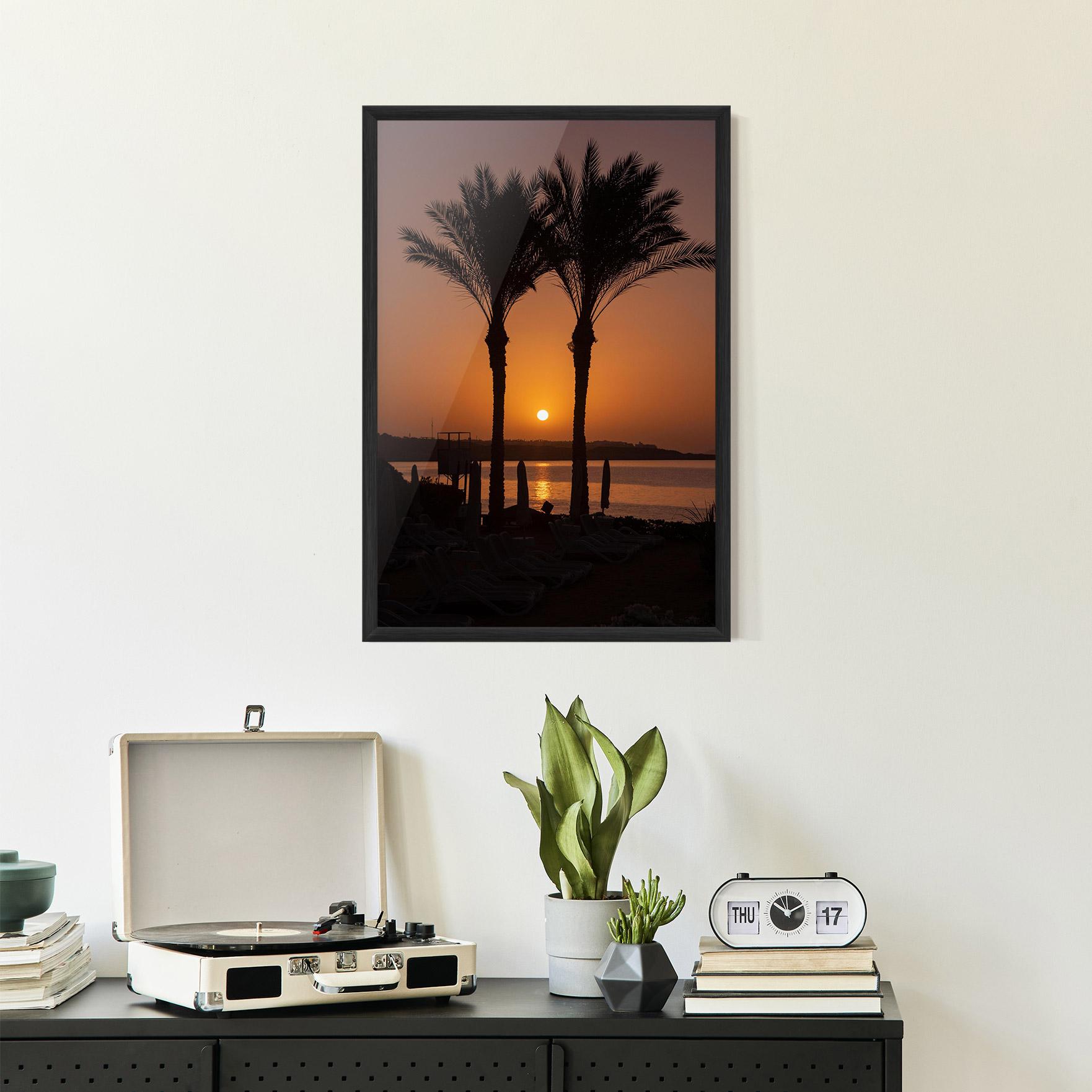 Gerahmte Poster Night Palm mockup 2