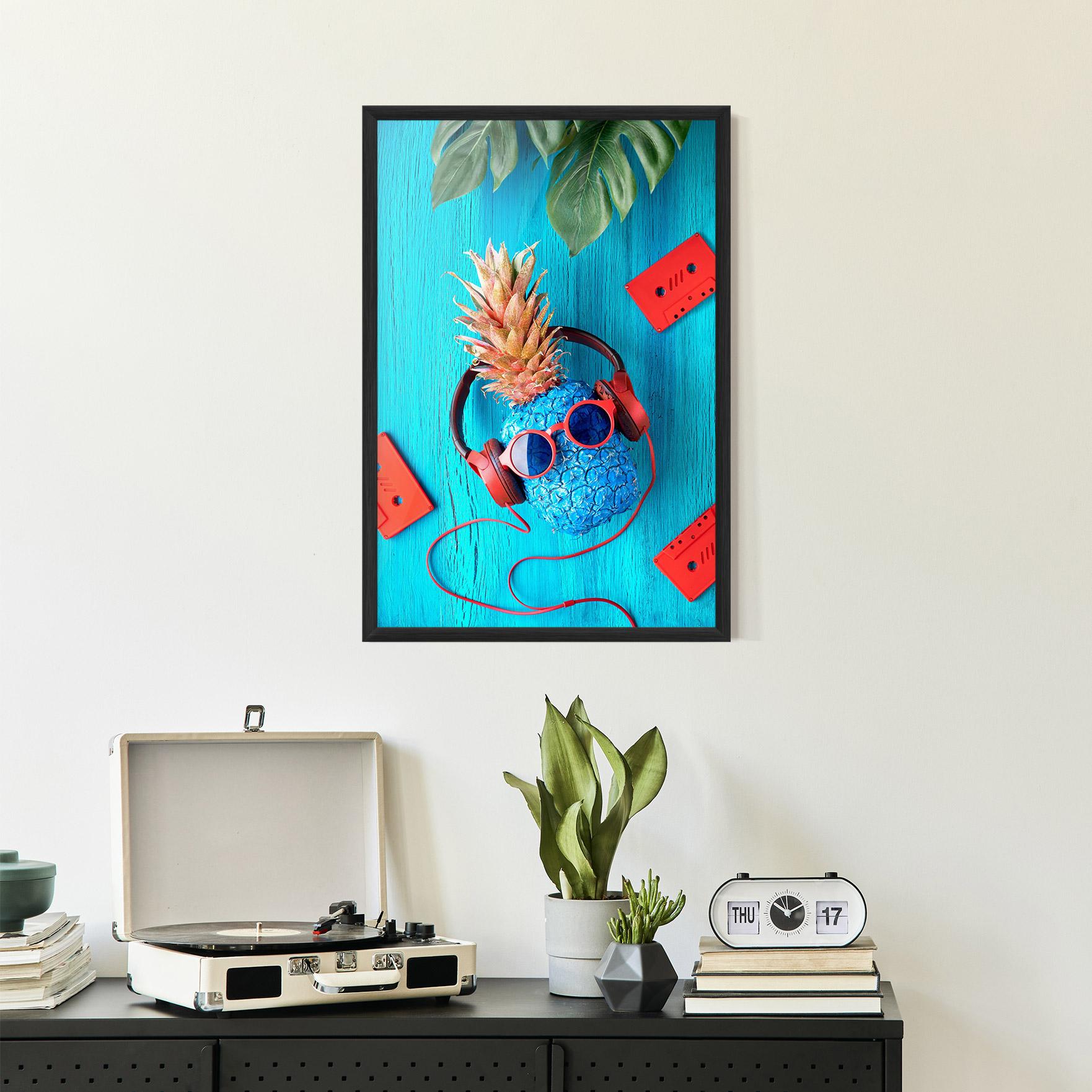 Gerahmte Poster Pineapple On Blue mockup 2