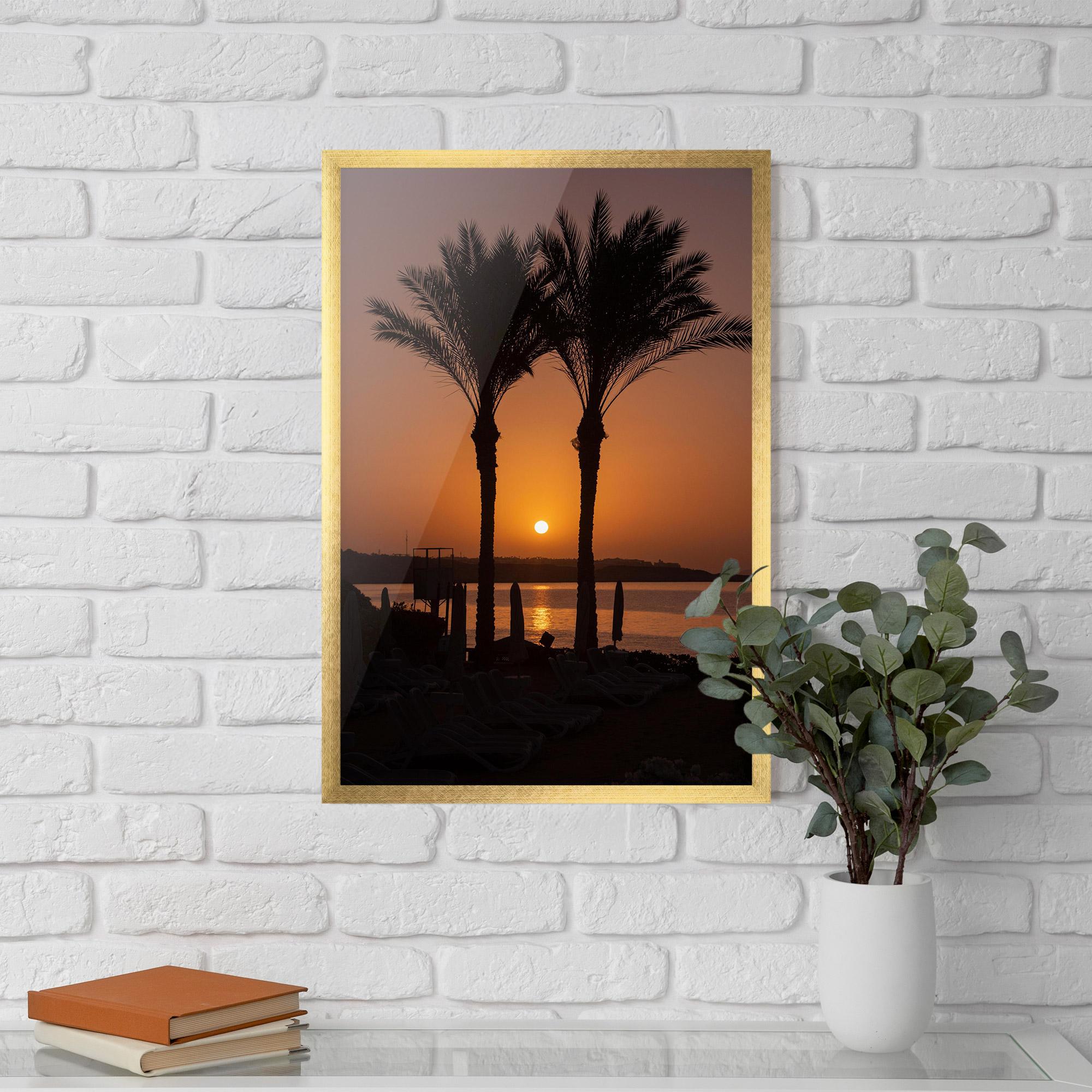 Gerahmte Poster Night Palm mockup 5