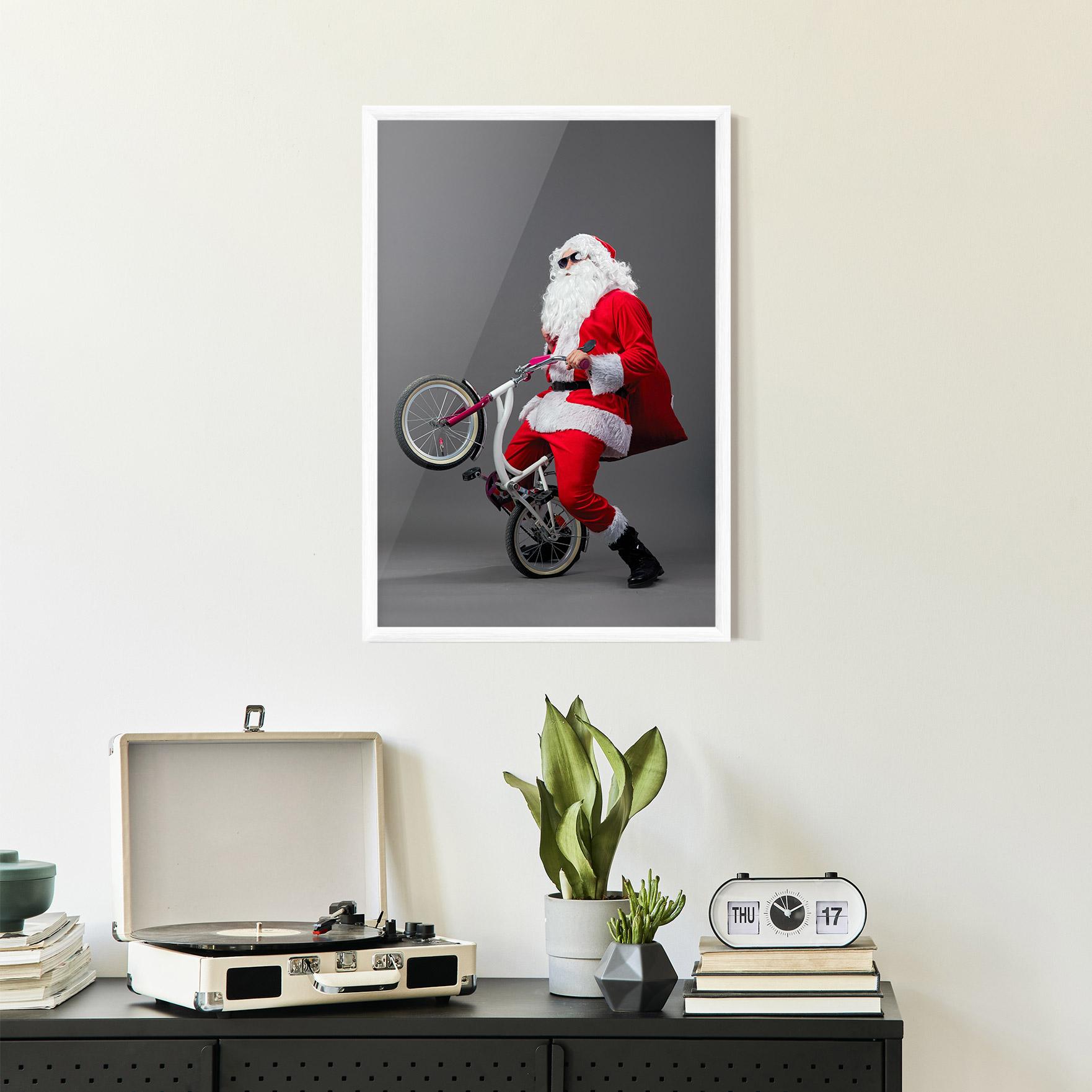 Gerahmte Poster Santa Rides Bicycle mockup 2