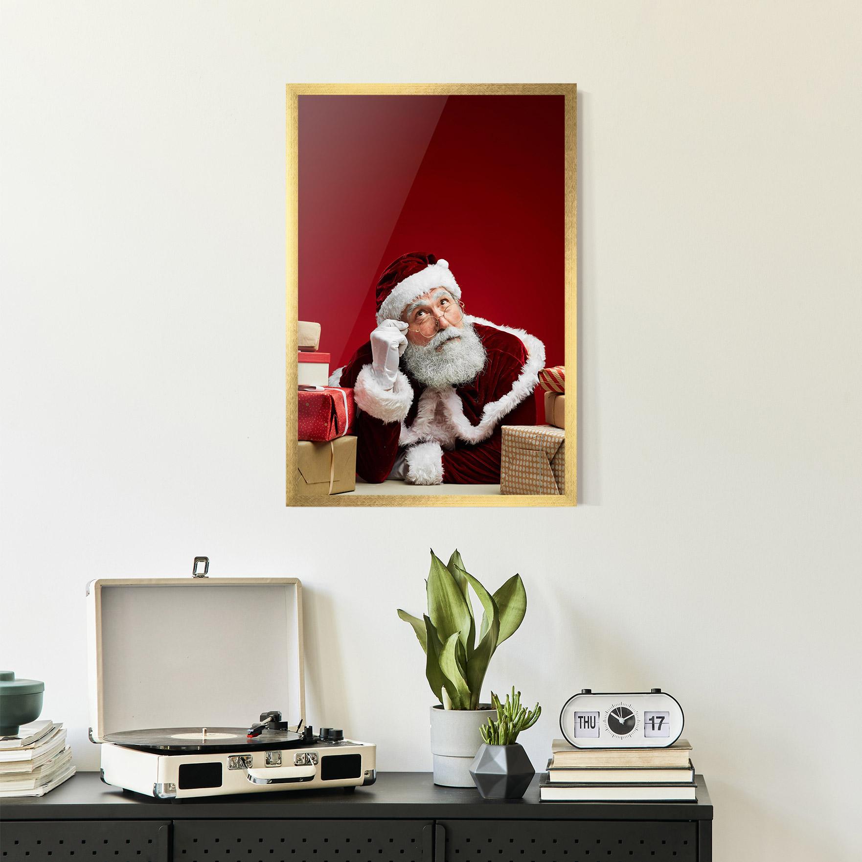 Gerahmte Poster Pensive Santa mockup 2