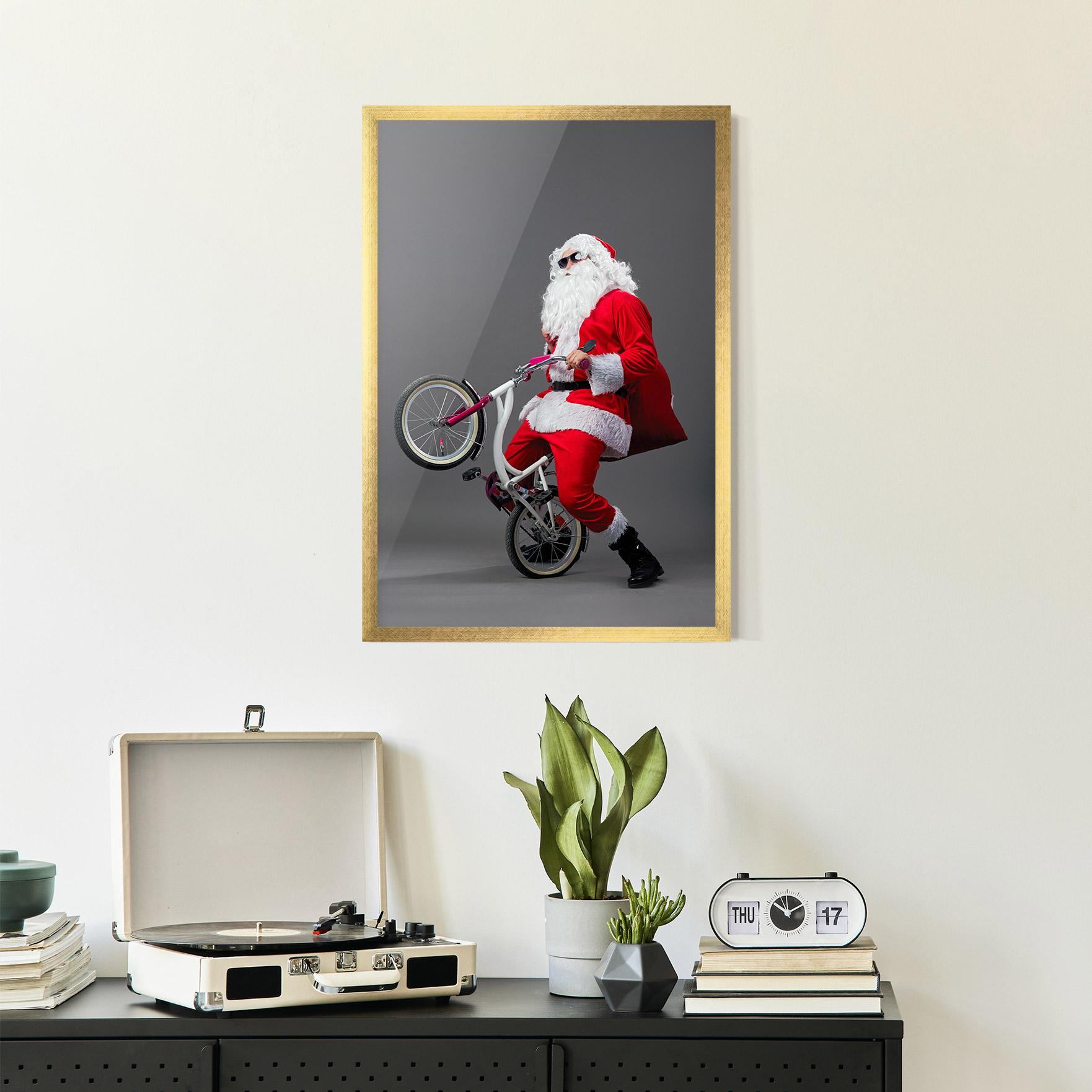 Gerahmte Poster Santa Rides Bicycle mockup 2
