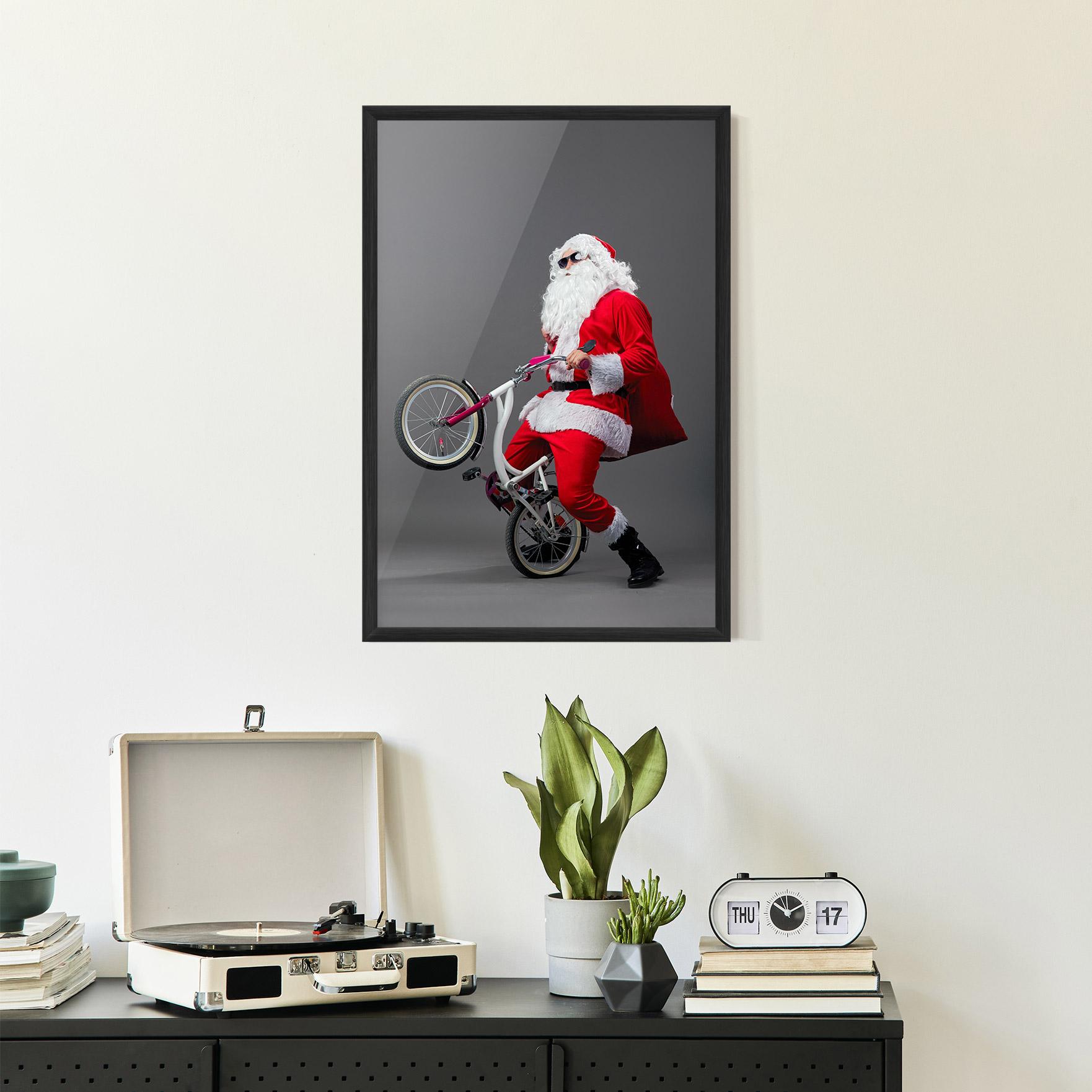 Gerahmte Poster Santa Rides Bicycle mockup 2