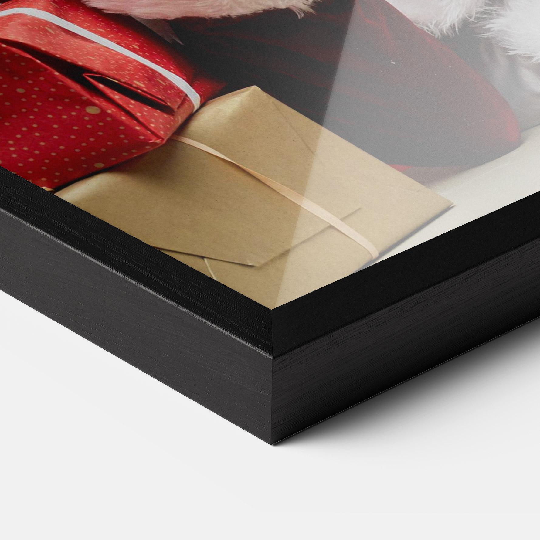 Gerahmte Poster Pensive Santa mockup 3