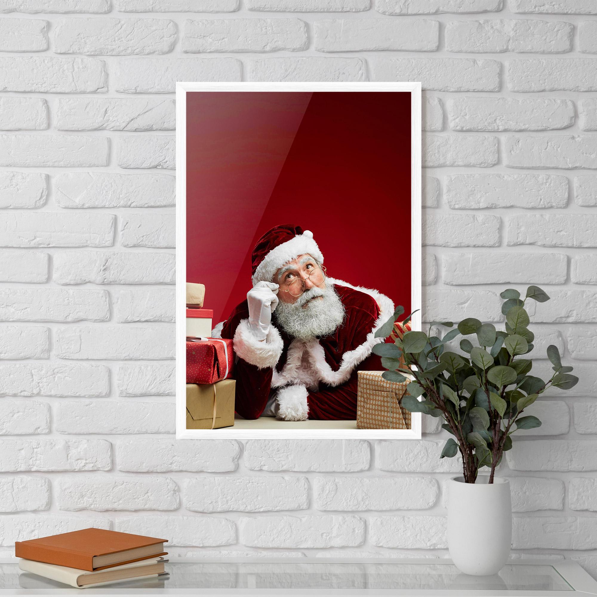 Gerahmte Poster Pensive Santa mockup 5