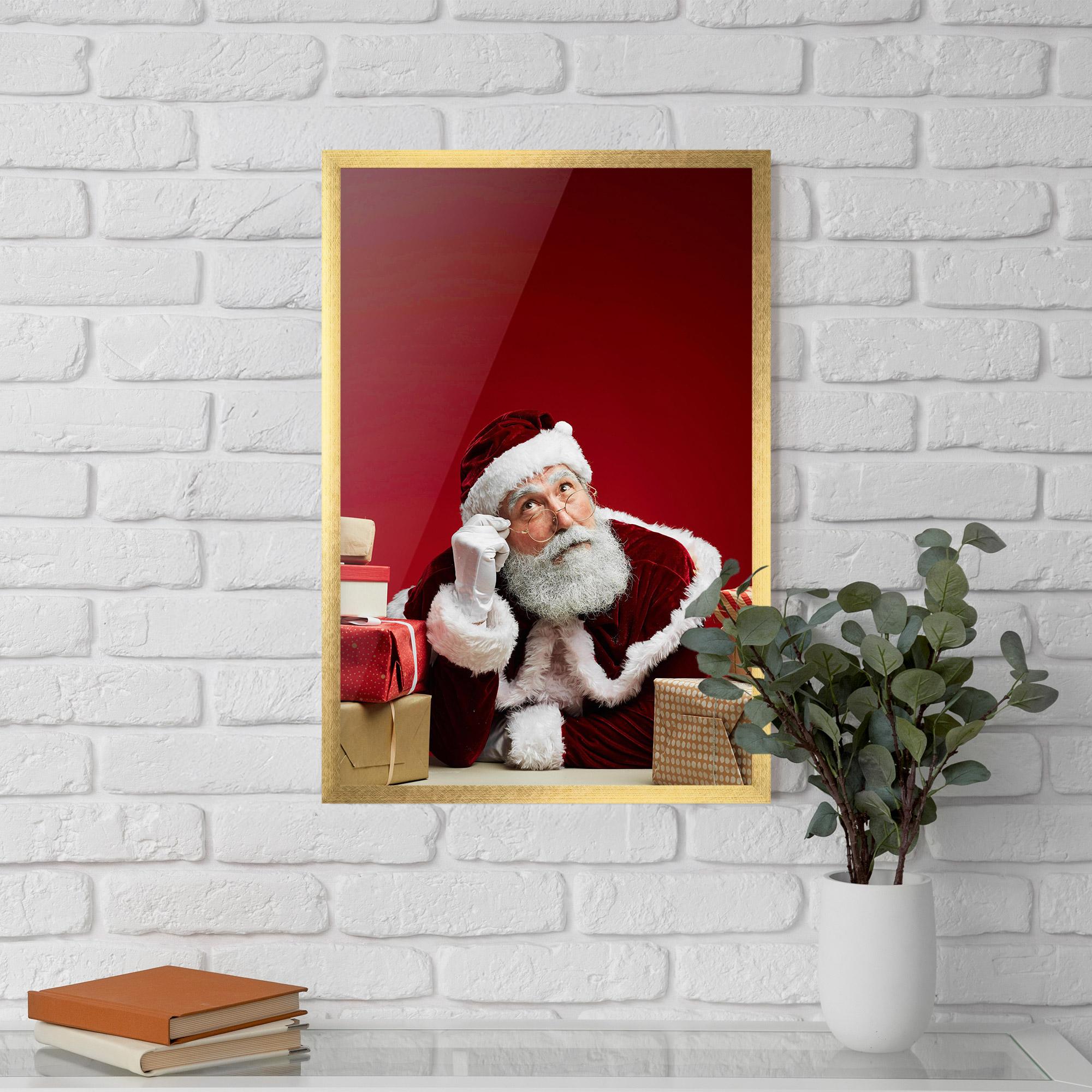 Gerahmte Poster Pensive Santa mockup 5