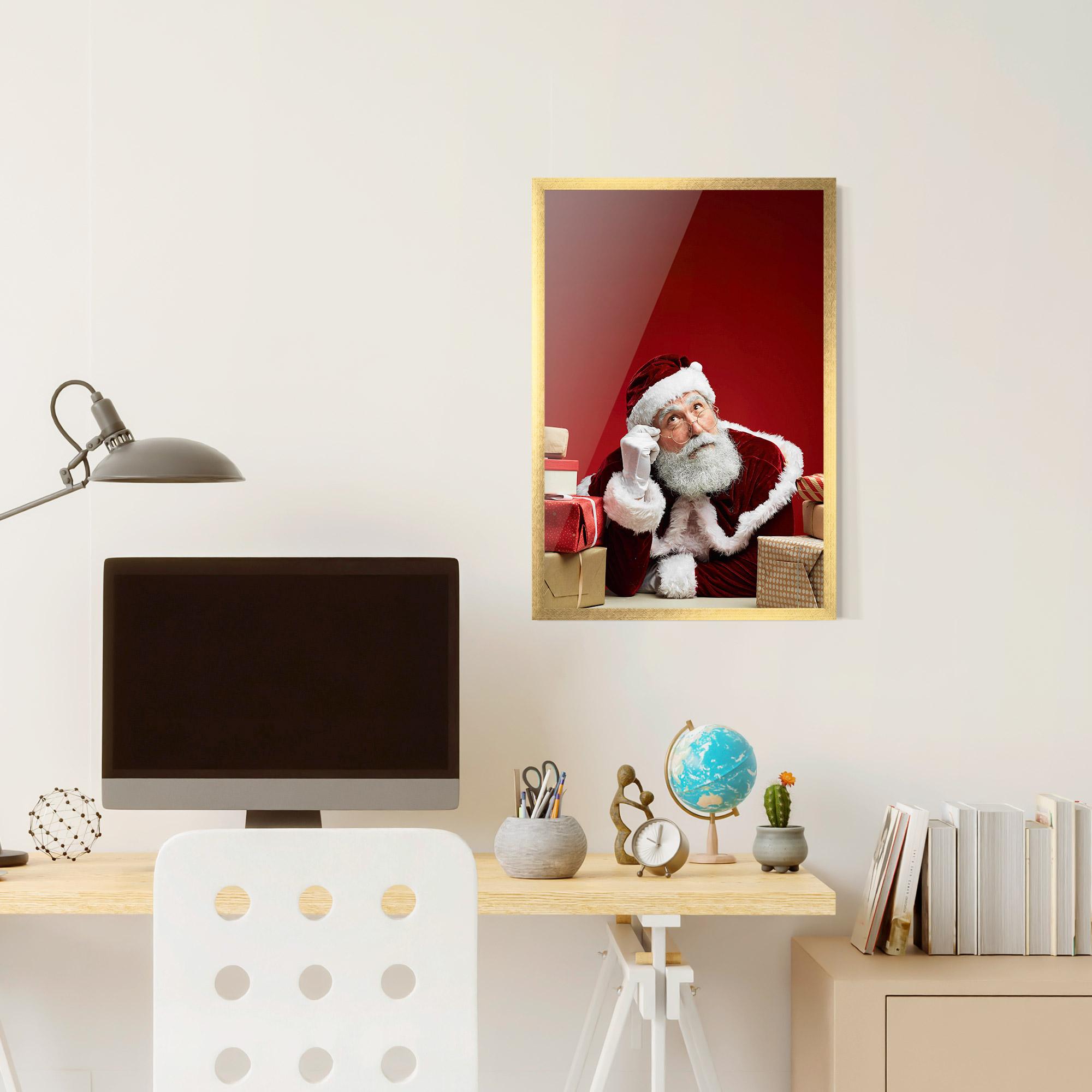 Gerahmte Poster Pensive Santa mockup 6