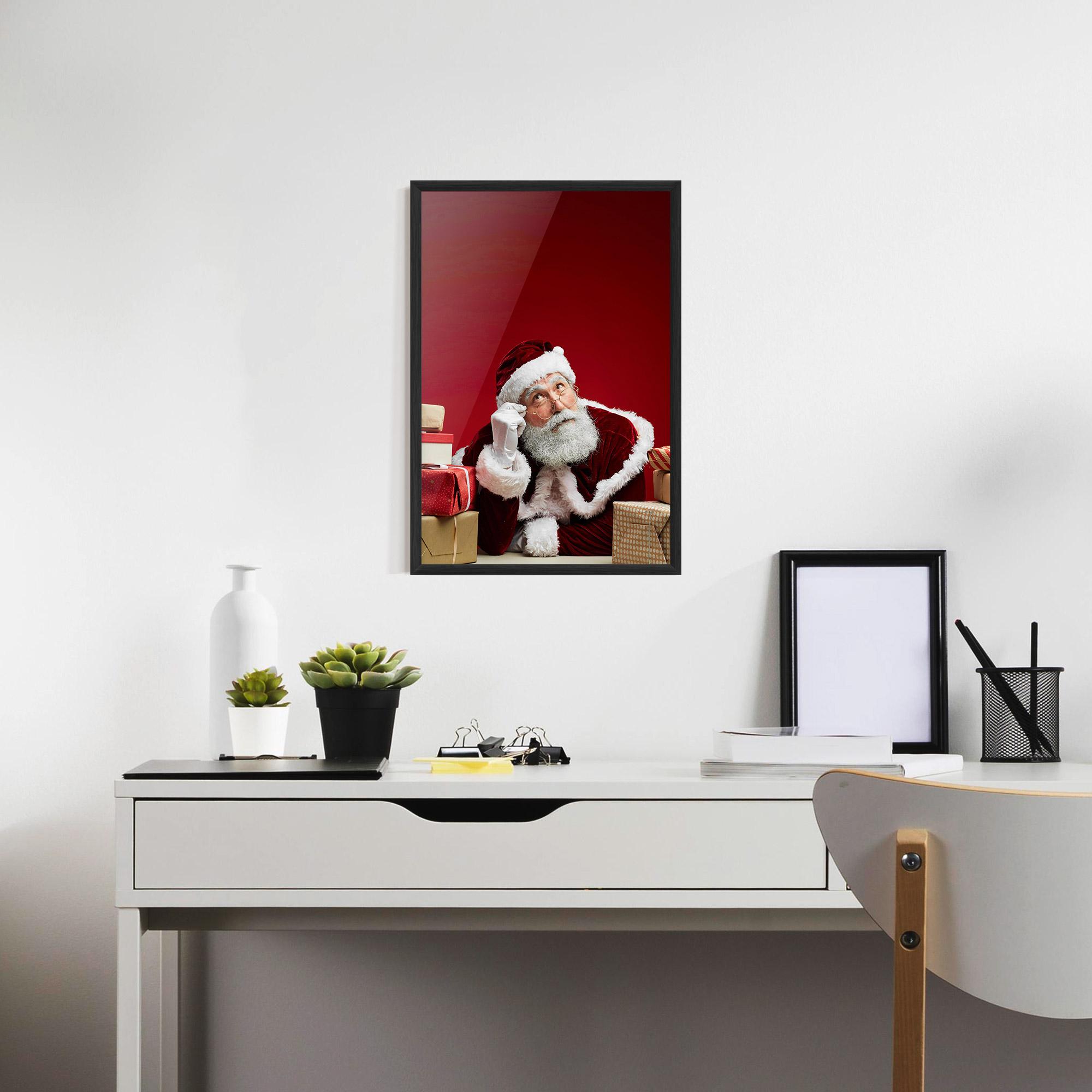 Gerahmte Poster Pensive Santa mockup 7