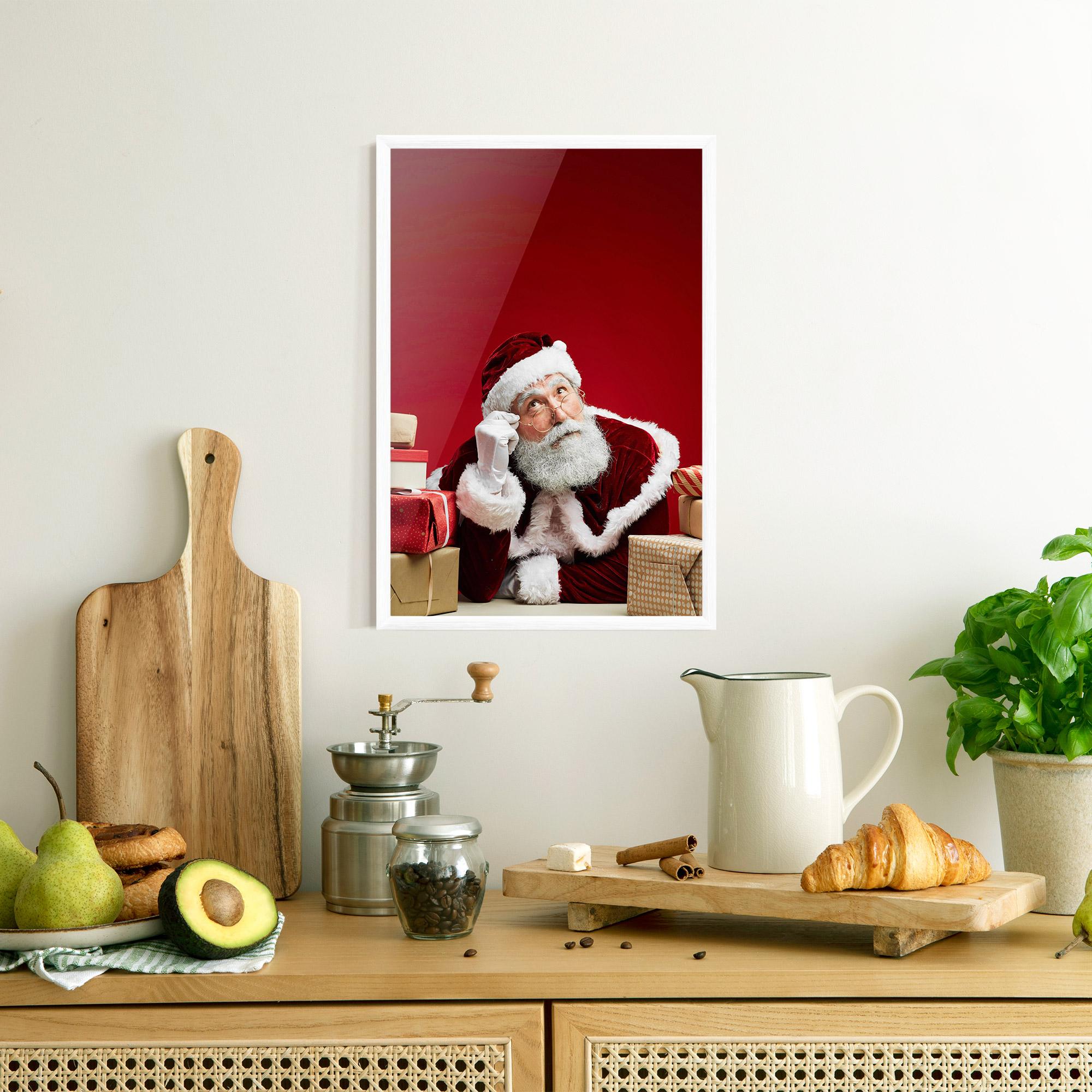 Gerahmte Poster Pensive Santa mockup 8