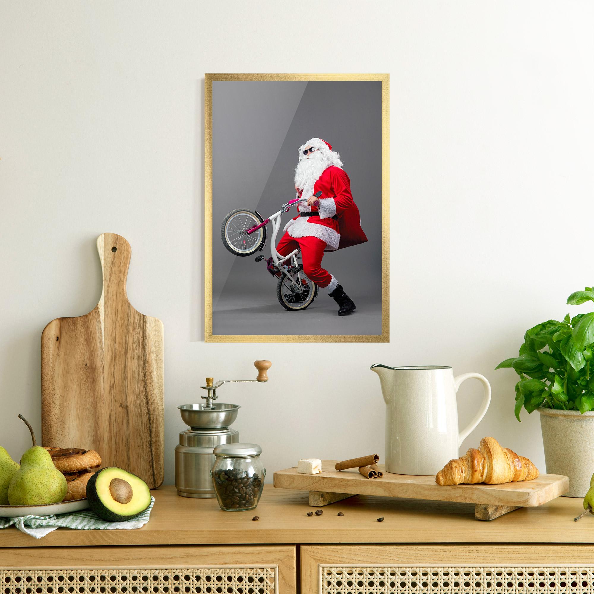 Gerahmte Poster Santa Rides Bicycle mockup 8