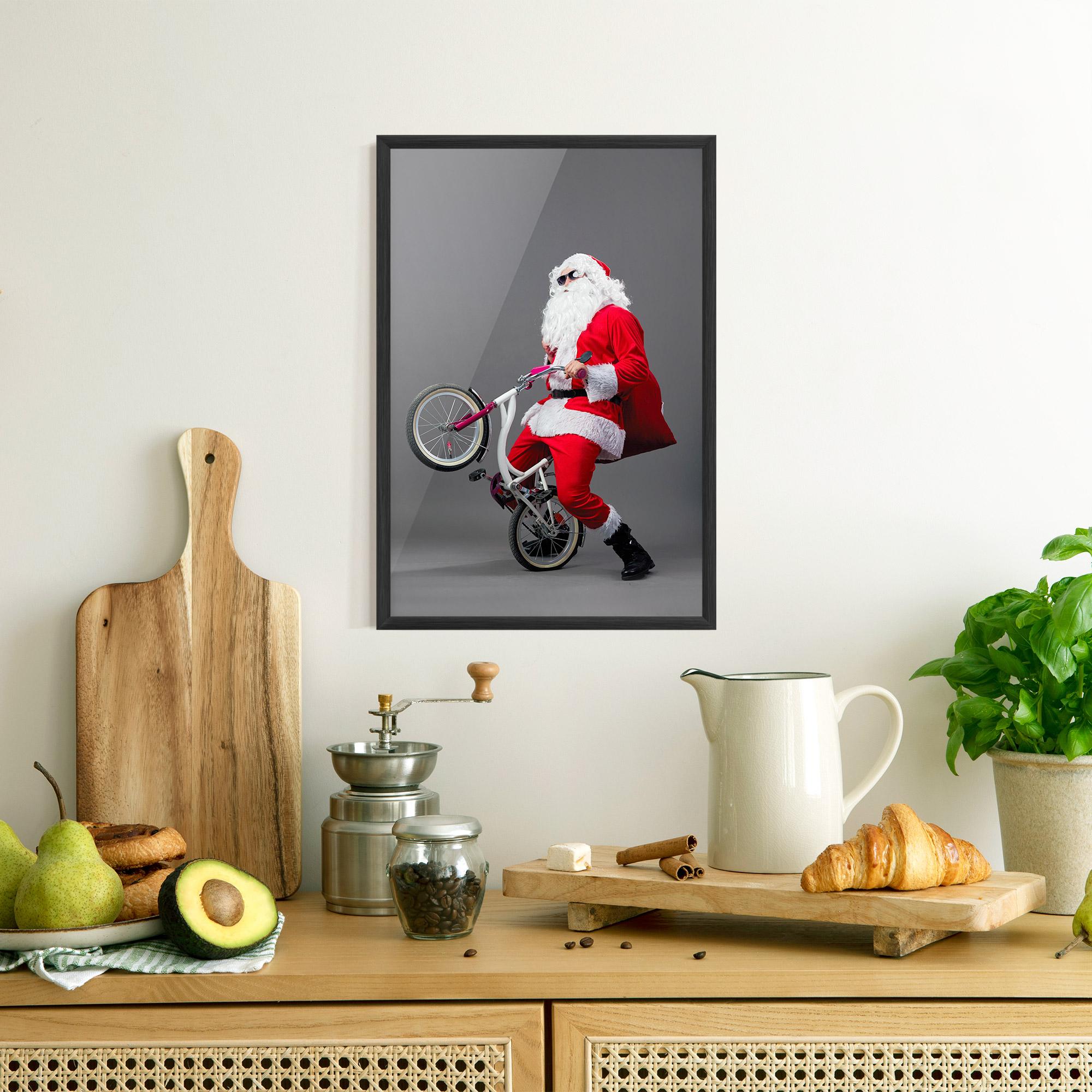 Gerahmte Poster Santa Rides Bicycle mockup 8