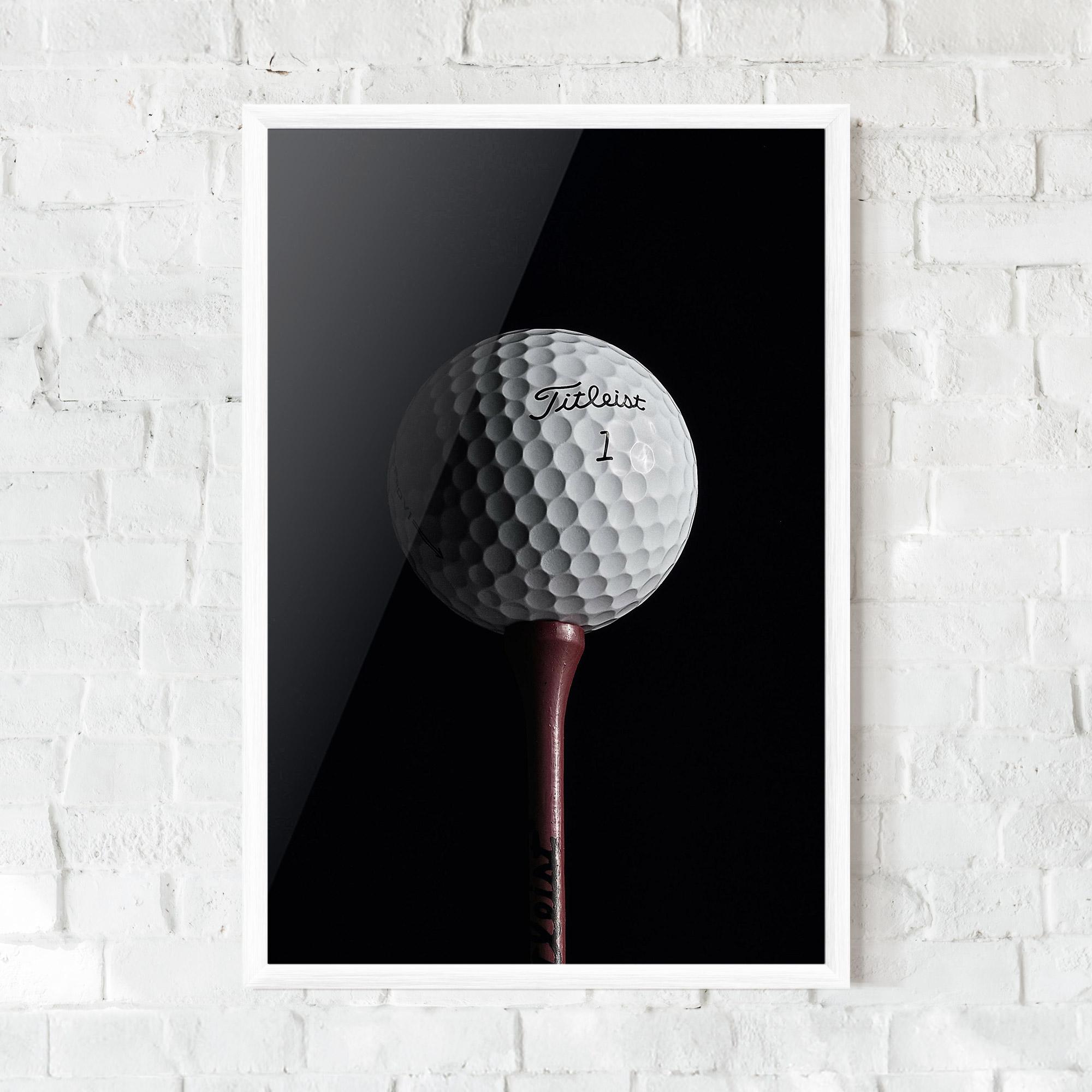 Gerahmte Poster White Golf Ball On Black mockup 0