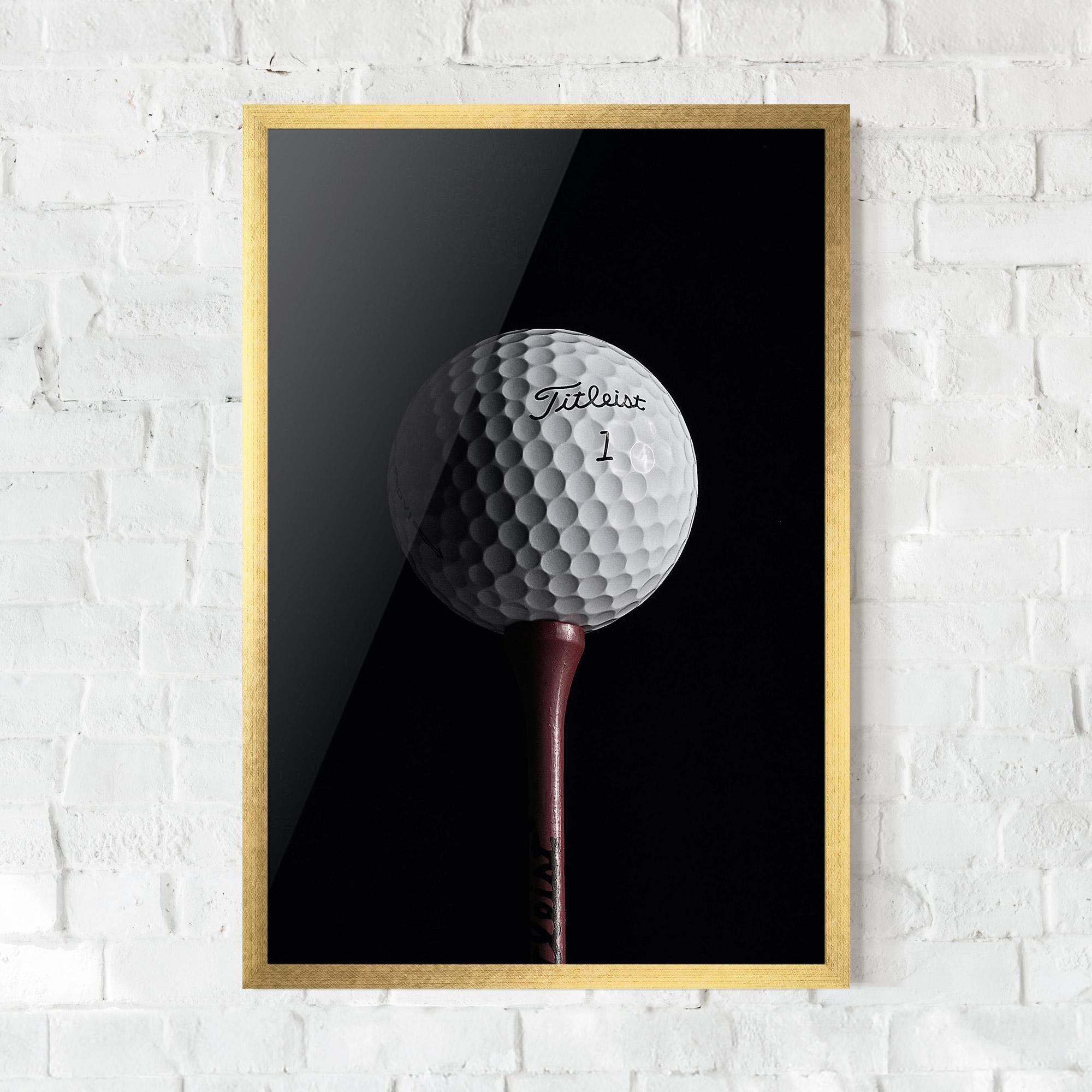 Gerahmte Poster White Golf Ball On Black mockup 0
