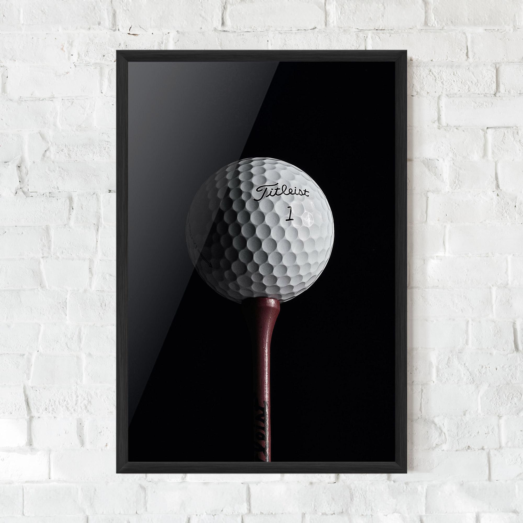 Gerahmte Poster White Golf Ball On Black mockup 0