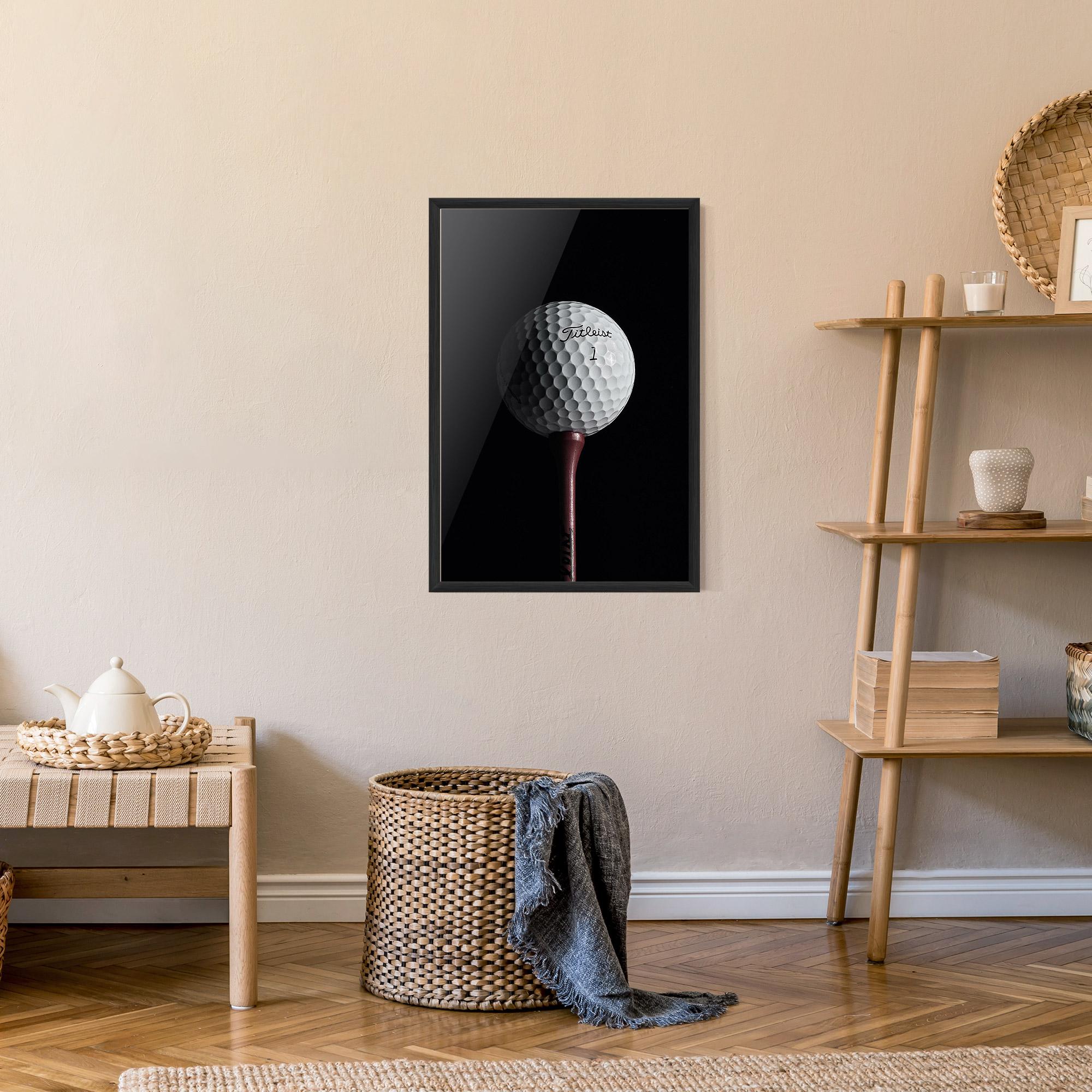 Gerahmte Poster White Golf Ball On Black mockup 9