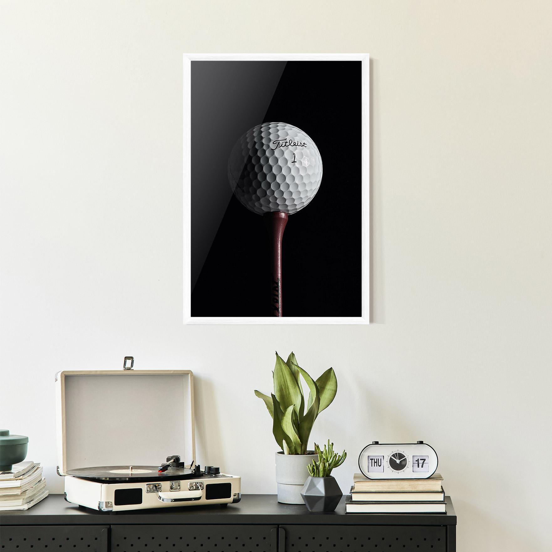 Gerahmte Poster White Golf Ball On Black mockup 2