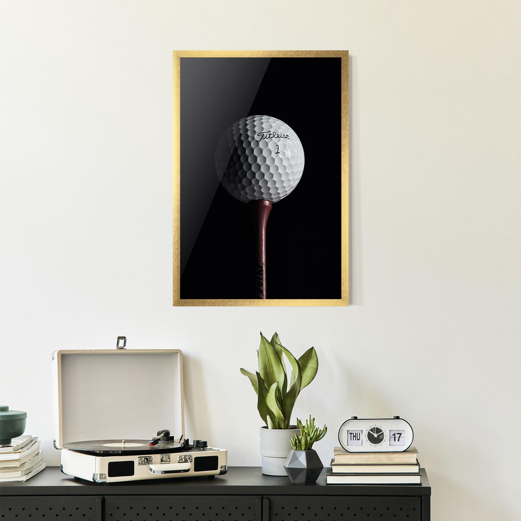 Gerahmte Poster White Golf Ball On Black mockup 2