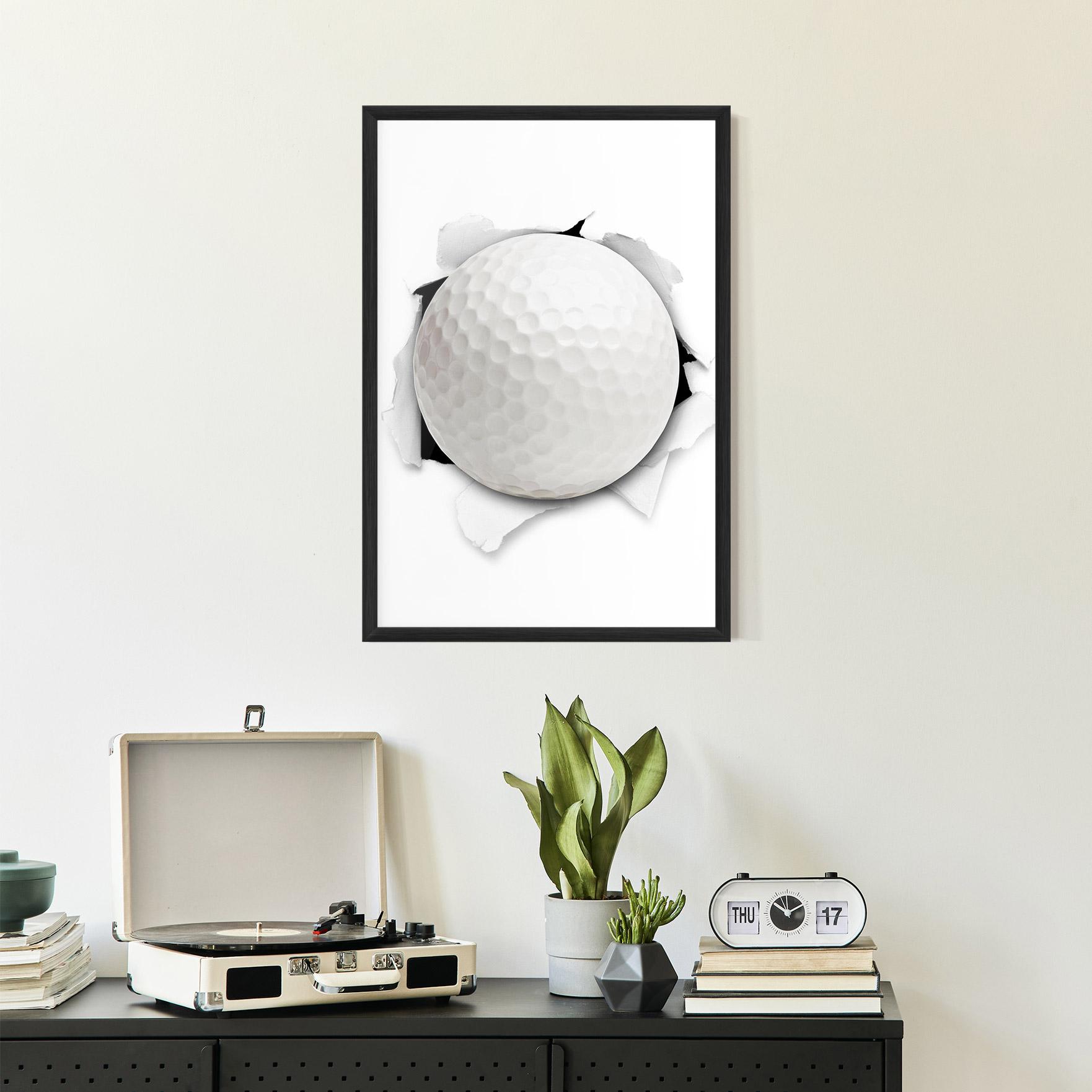 Gerahmte Poster Golf Ball Bursting Hole mockup 2