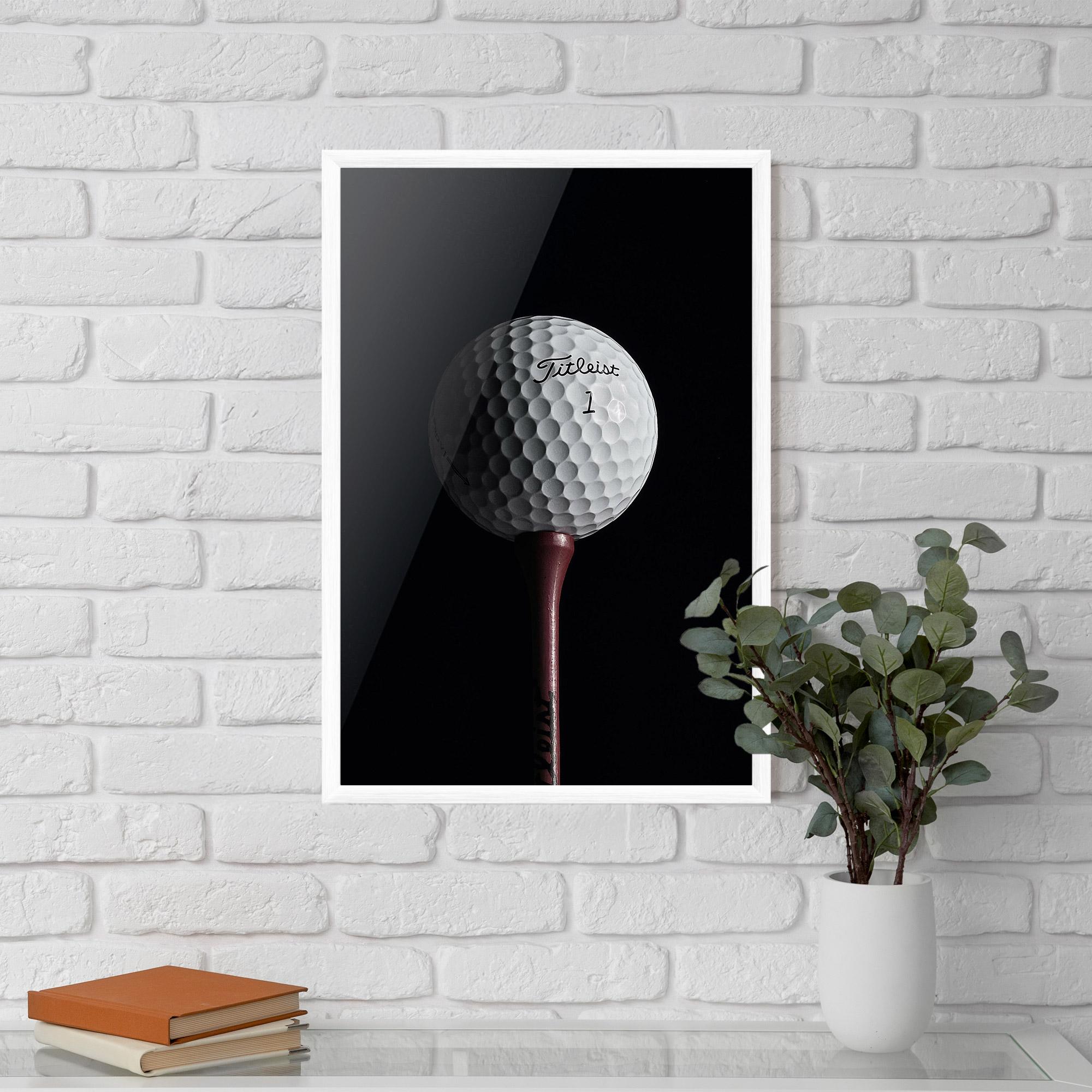 Gerahmte Poster White Golf Ball On Black mockup 5