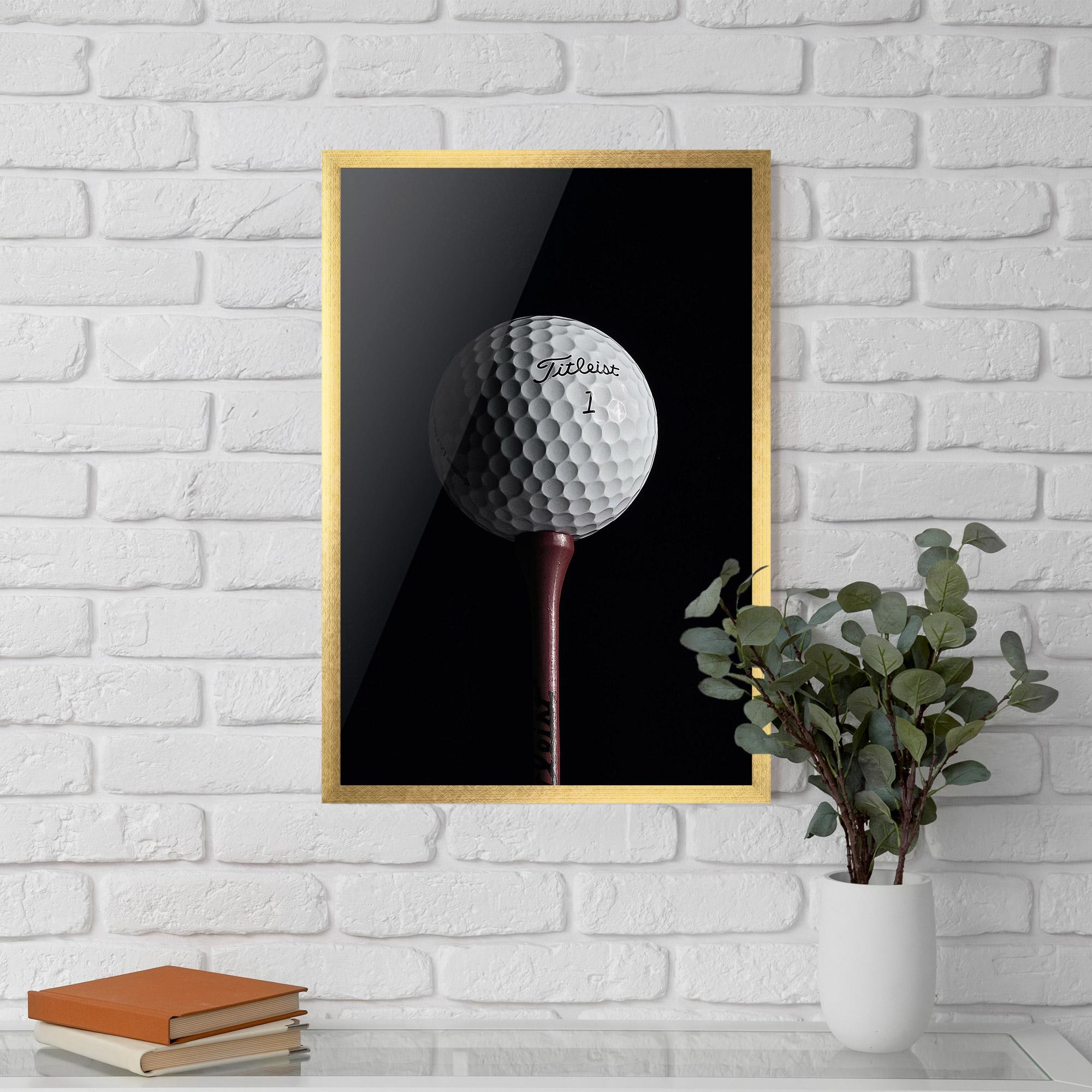 Gerahmte Poster White Golf Ball On Black mockup 5