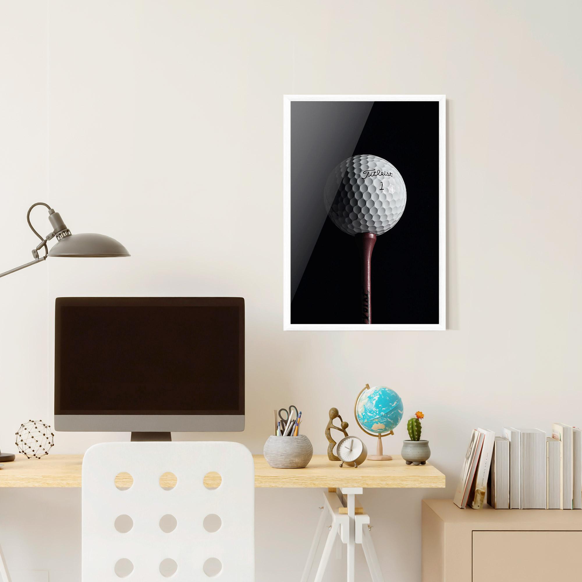 Gerahmte Poster White Golf Ball On Black mockup 6