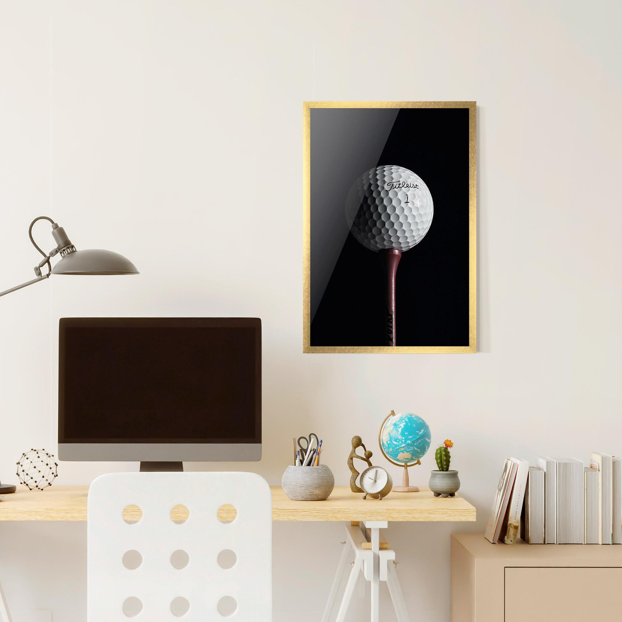 Gerahmte Poster White Golf Ball On Black mockup 6