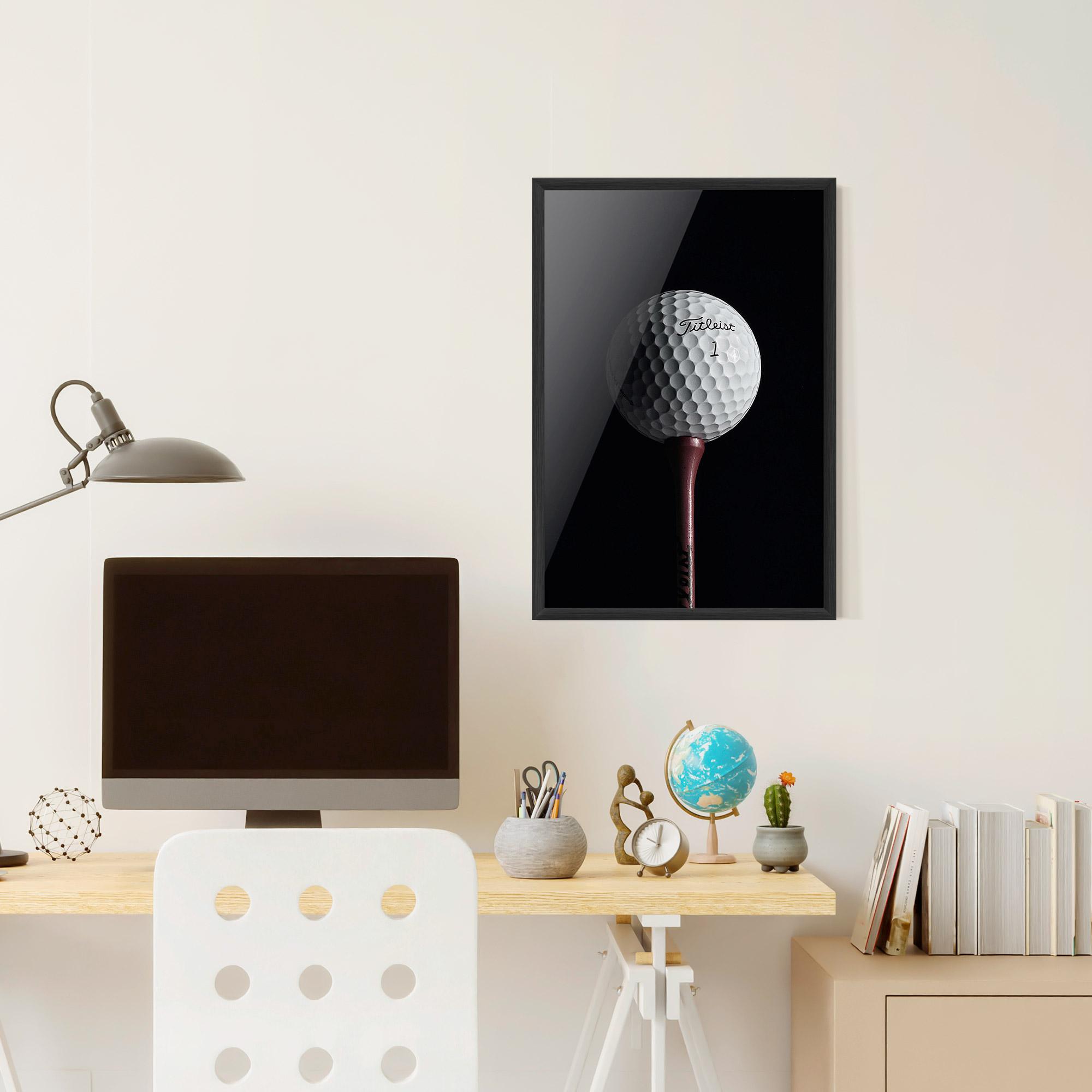 Gerahmte Poster White Golf Ball On Black mockup 6