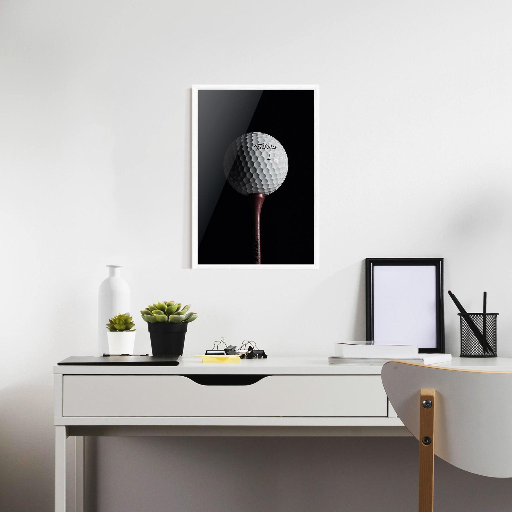Gerahmte Poster White Golf Ball On Black mockup 7
