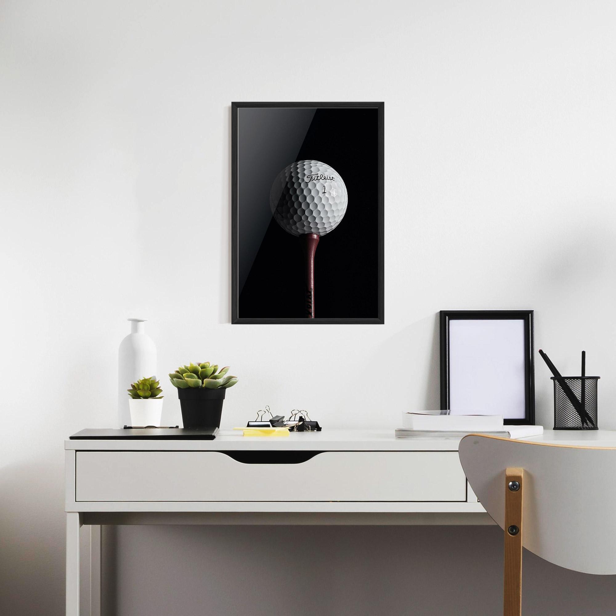 Gerahmte Poster White Golf Ball On Black mockup 7