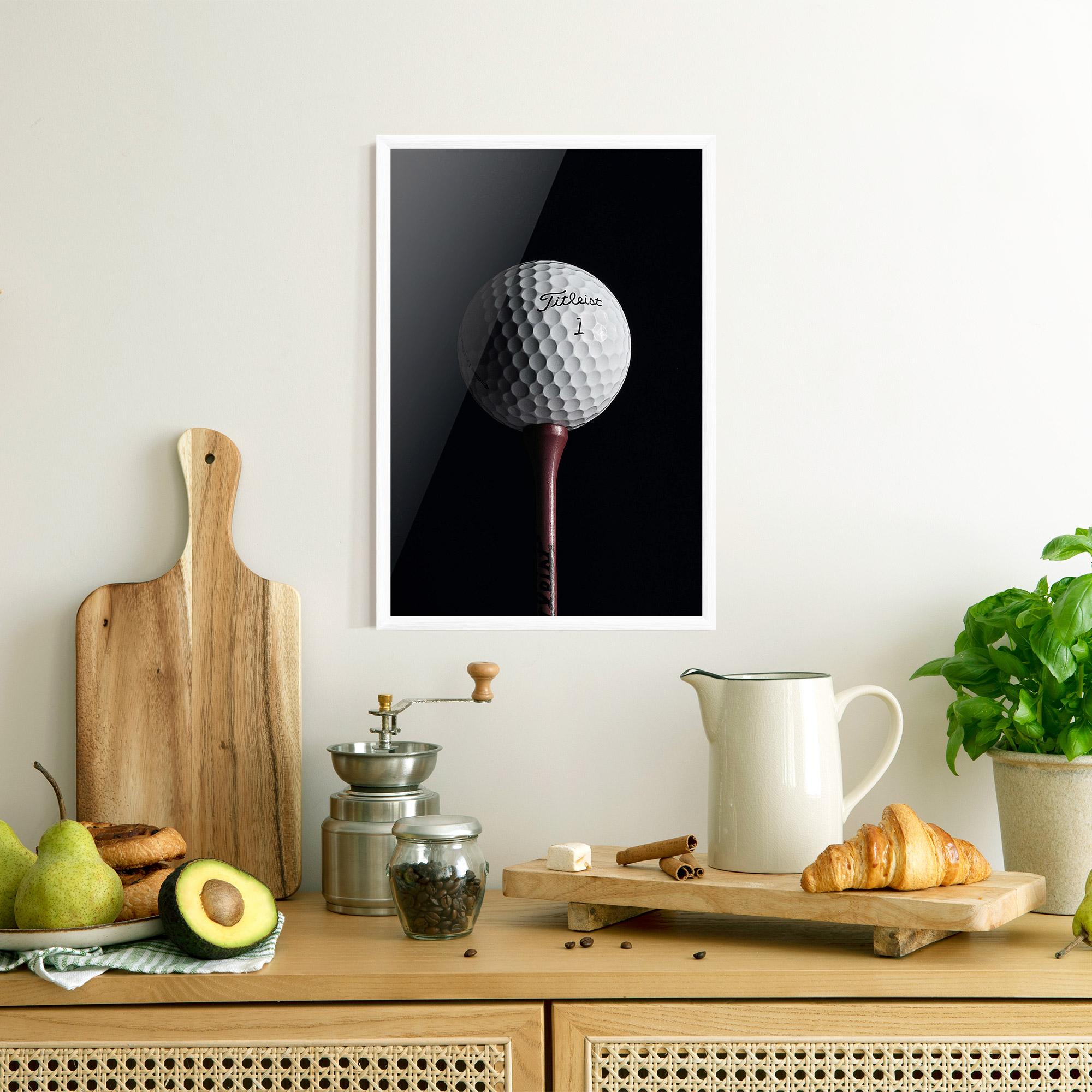 Gerahmte Poster White Golf Ball On Black mockup 8