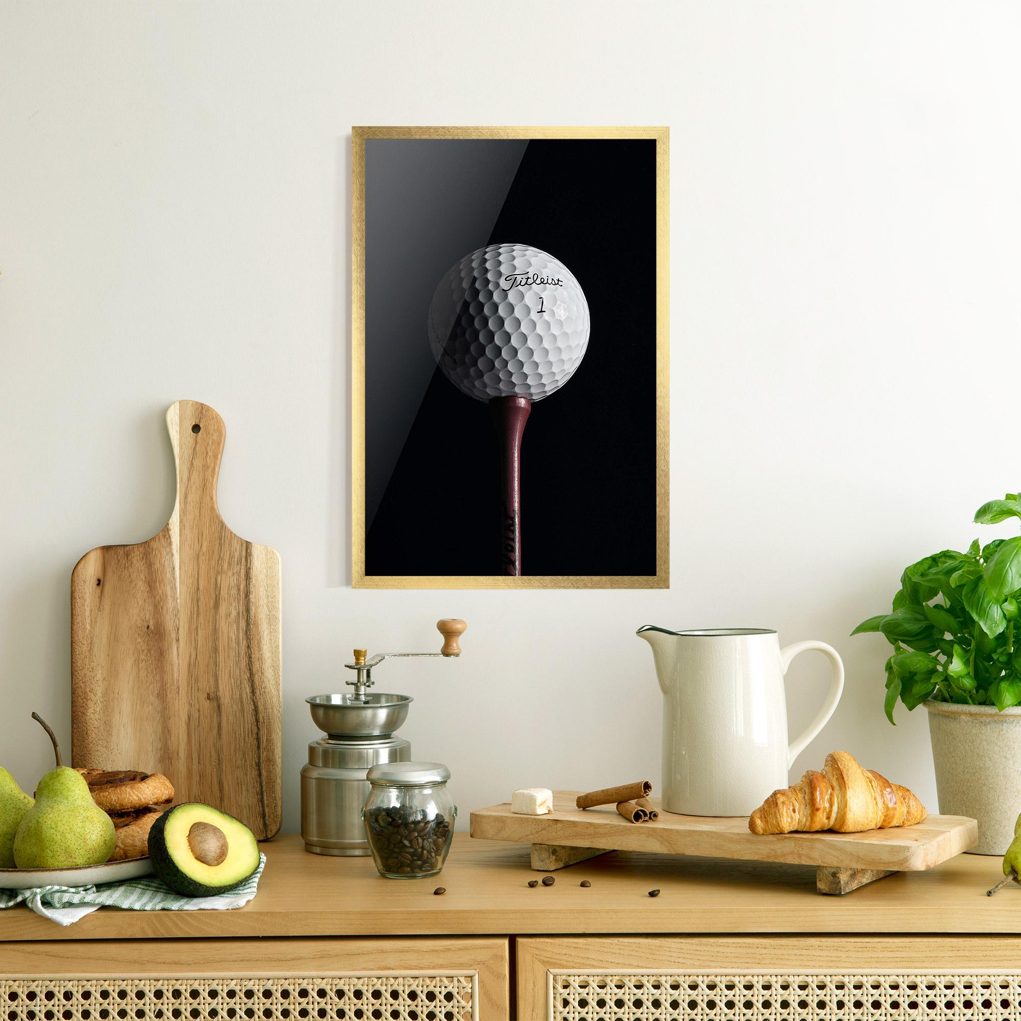 Gerahmte Poster White Golf Ball On Black mockup 8