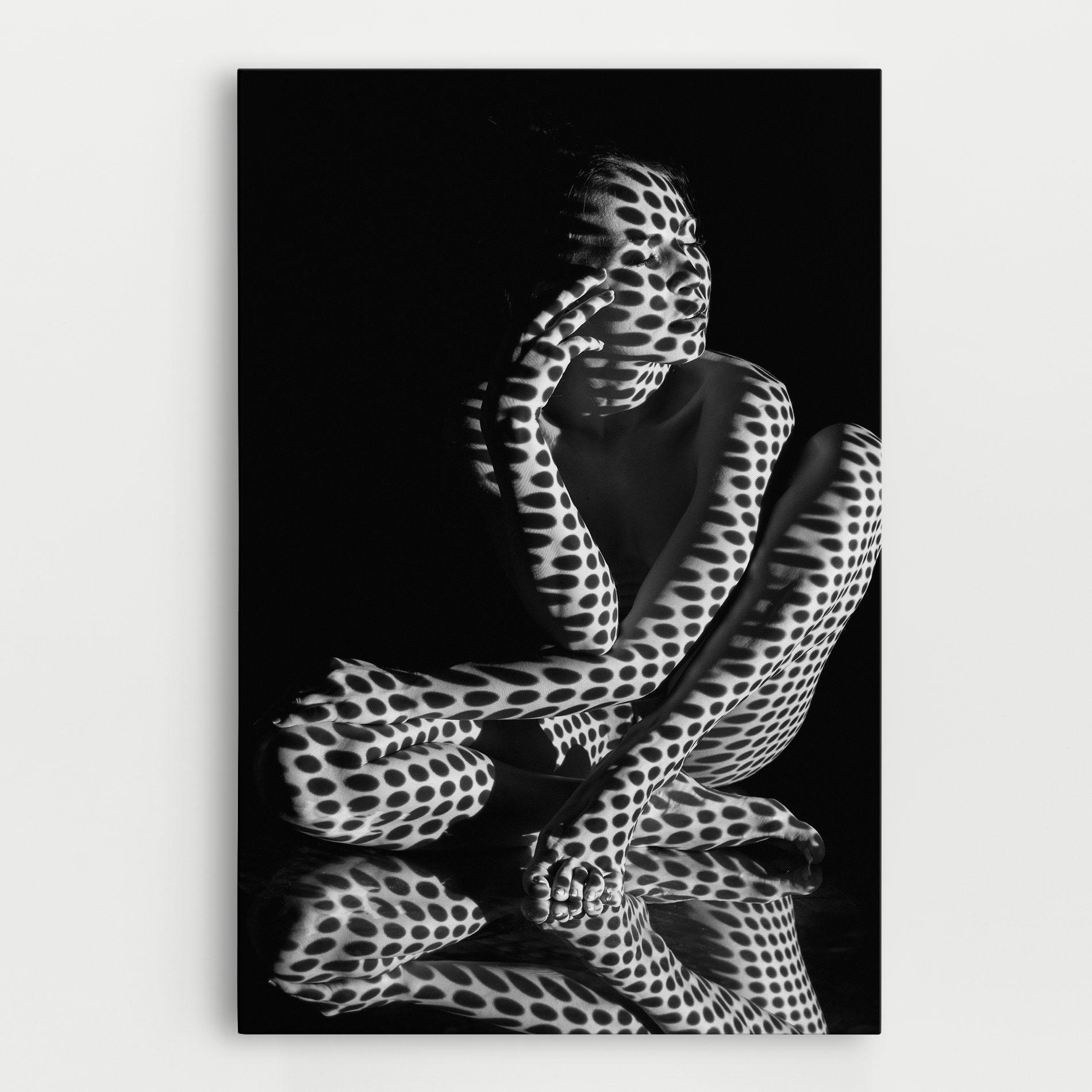 Leinwandbild Black White Pattern Woman mockup 0
