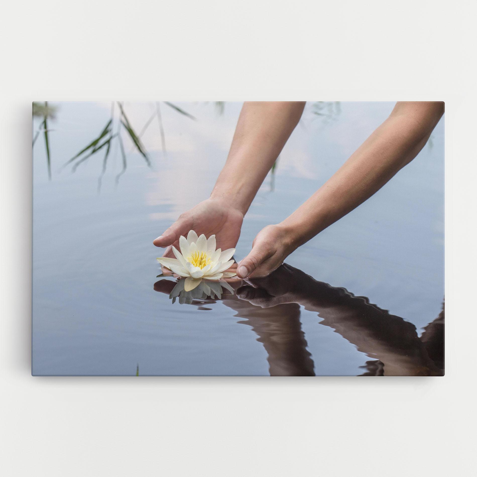 Leinwandbild Holding Lake Flower mockup 0