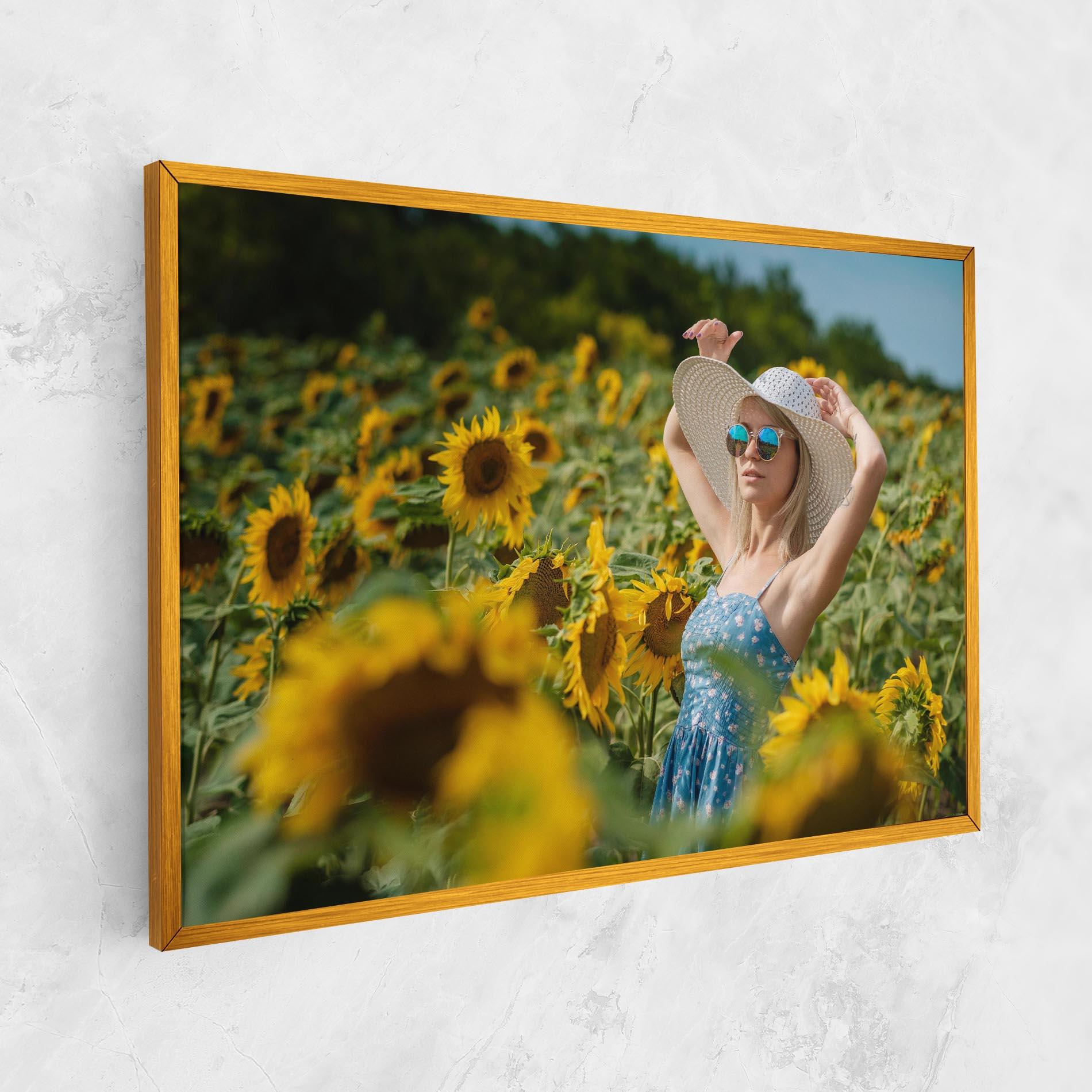 Leinwandbild Model Posing mockup 1